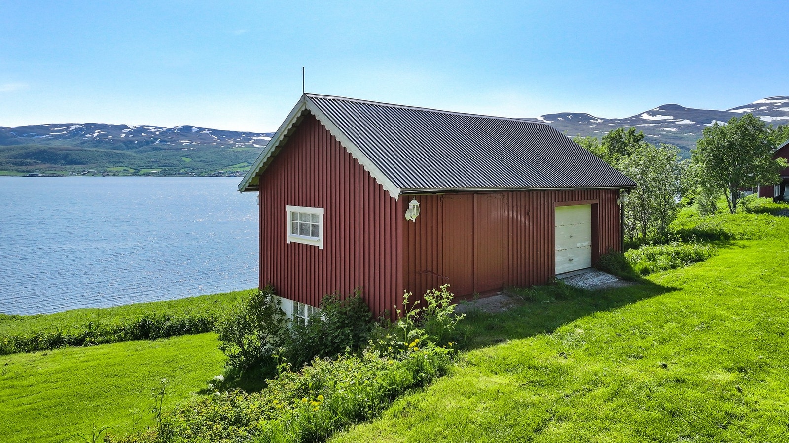 Garasjen har enkel adkomst og gode lagringsmuligheter. Galleribilde