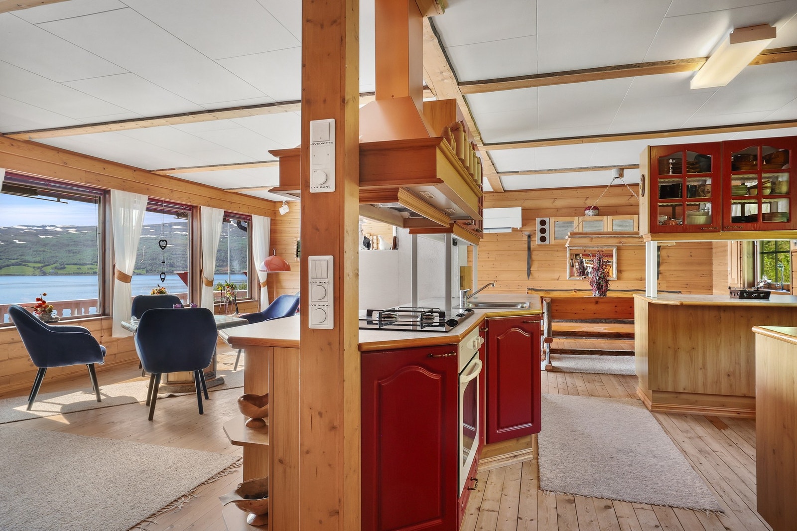 Kjøkken og spiseplass i åpen løsning. Det er innredning med profilerte fronter. Galleribilde