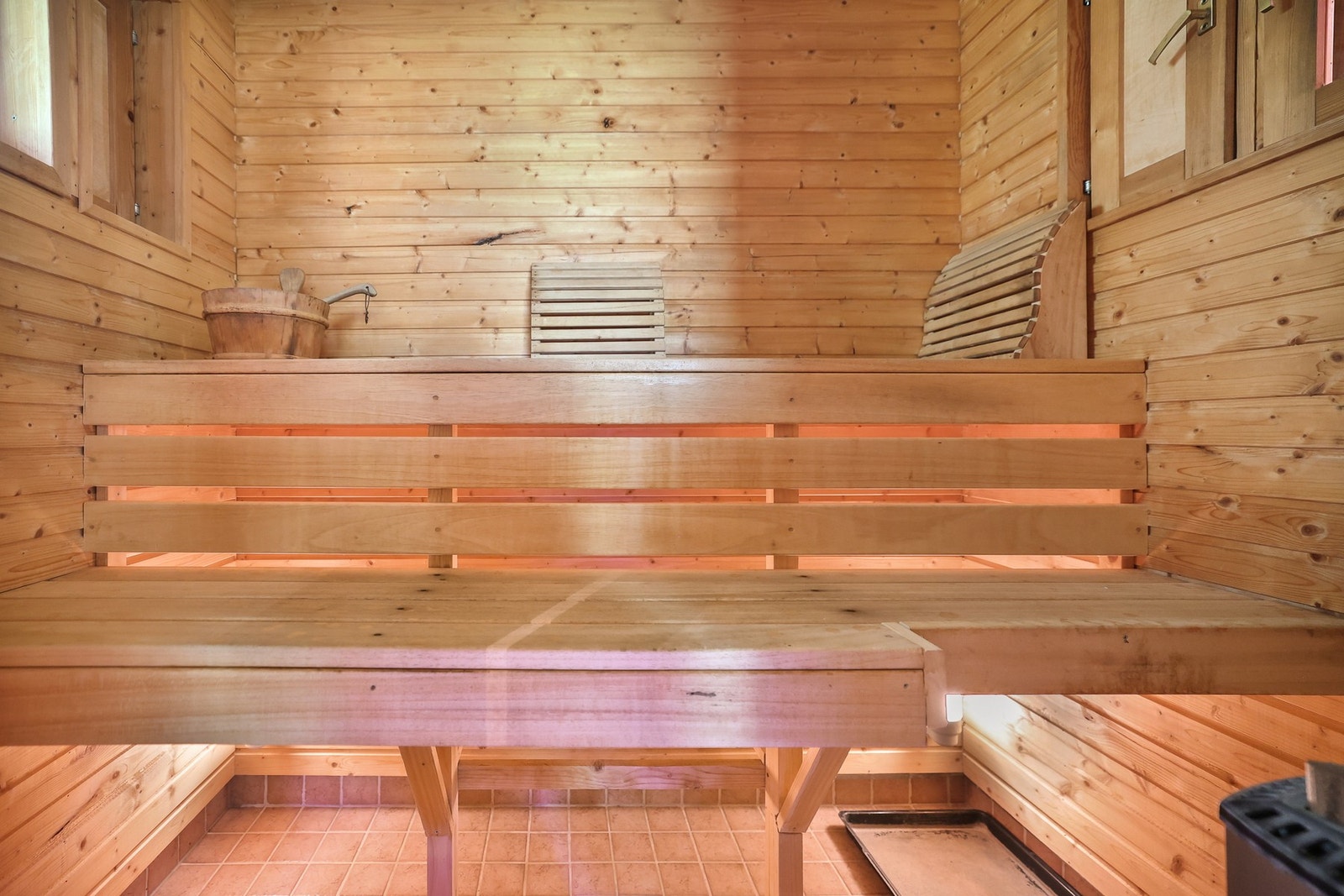 Badstue i heltre med flislagt gulv. Her kan det nytes hyggelige stunder. Galleribilde