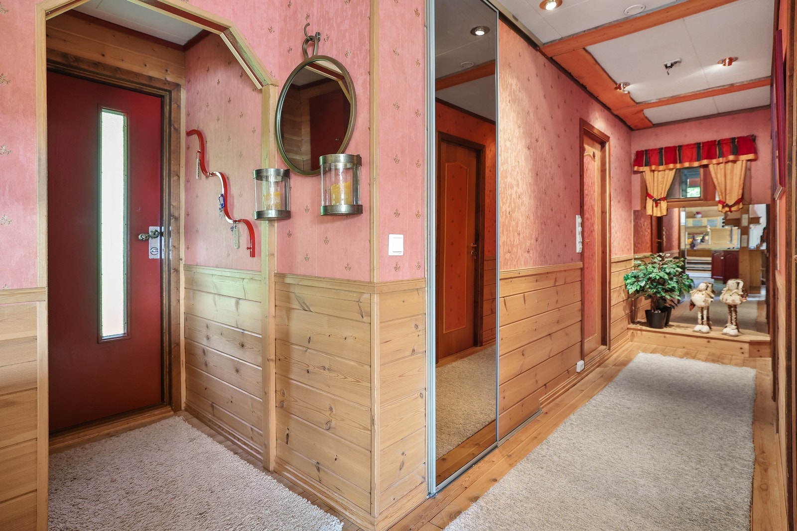 Entréen har speilskyvedørsgarderobe for diverse oppbevaring. Galleribilde