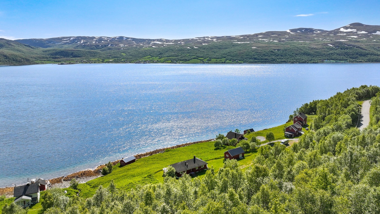 Boligen ligger i gangavstand til sjø, noe som gir gode fiskemuligheter. Galleribilde