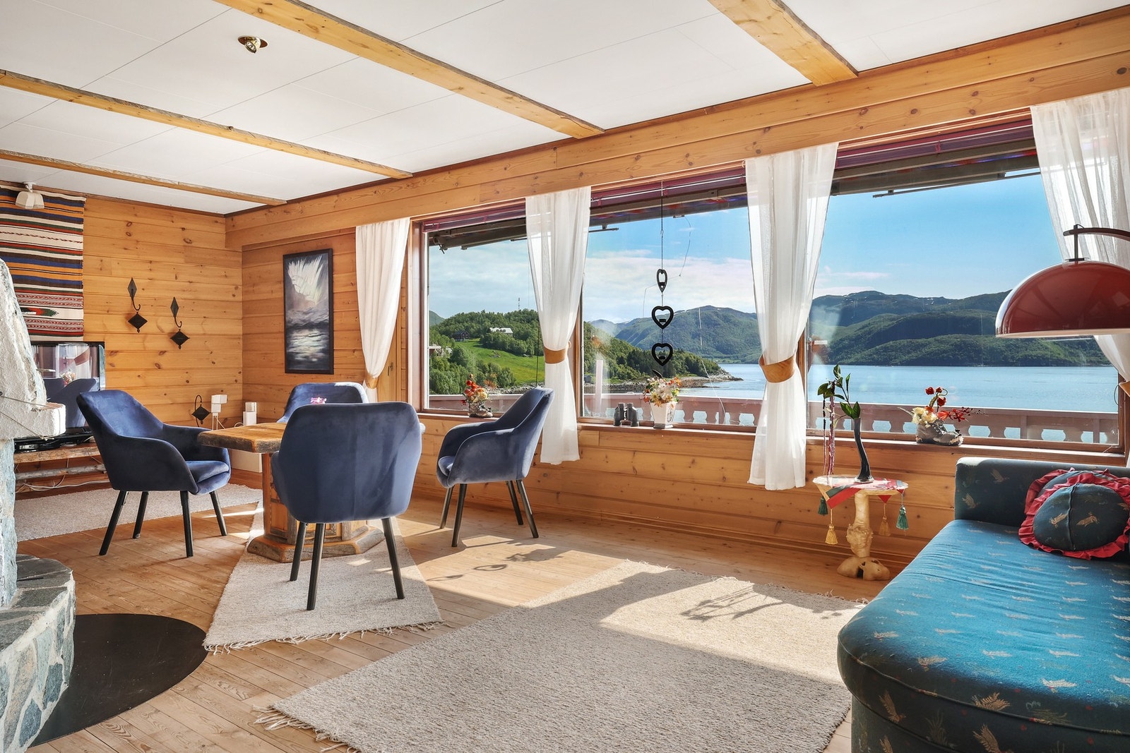 De store vindusflatene sørger for godt med naturlig lysinnslipp. Galleribilde