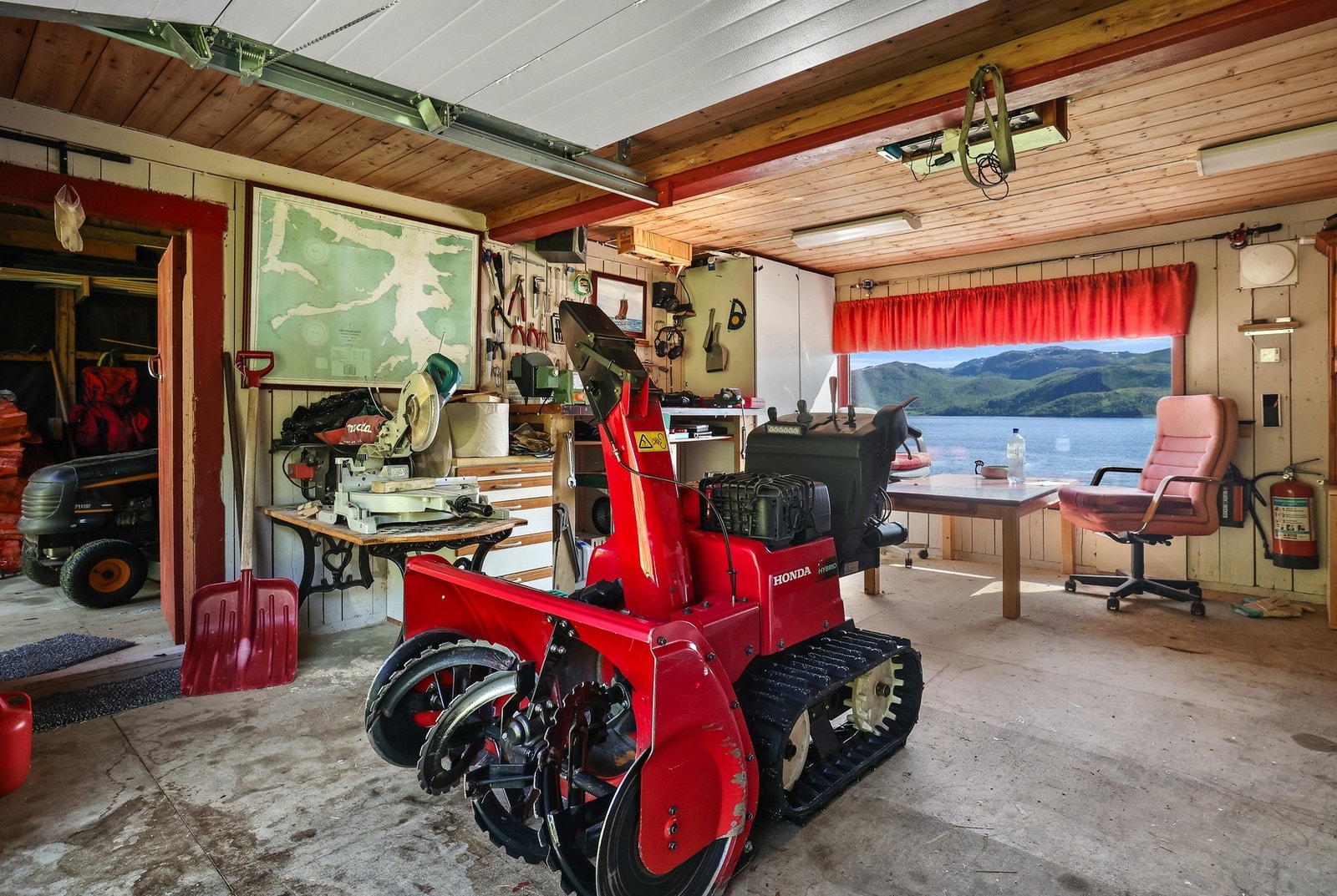 redskapsbod/scooter garasje med arbeidsbenk og verktøyoppheng. Galleribilde