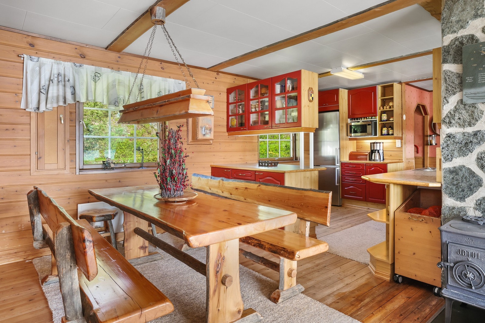 Spisestuen ligger i tilknytning til kjøkkenet. Her kan man nyte hyggelige stunder. Galleribilde