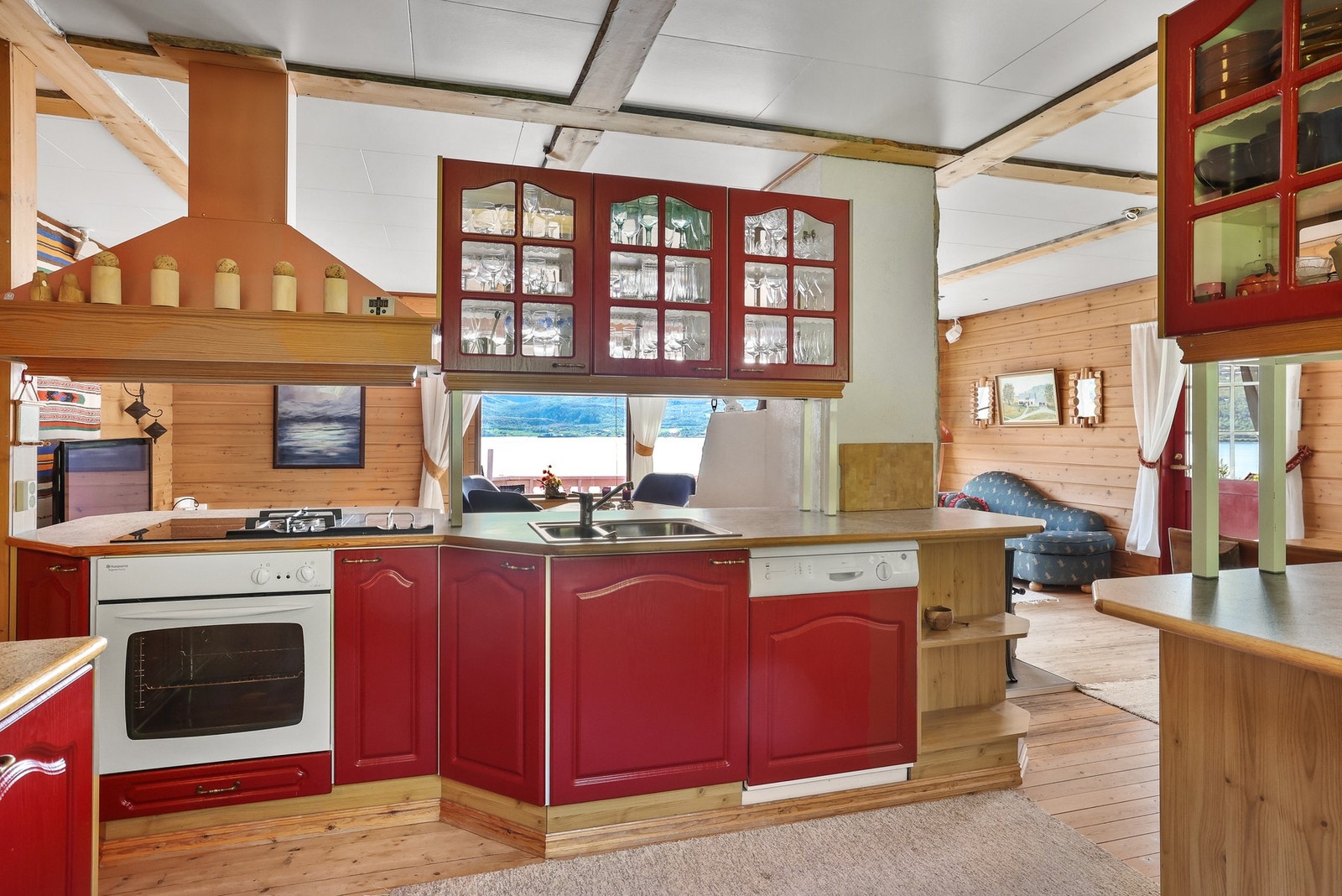 Den åpne løsningen bidrar til en varm og inviterende ramme for både måltider og samvær. Galleribilde