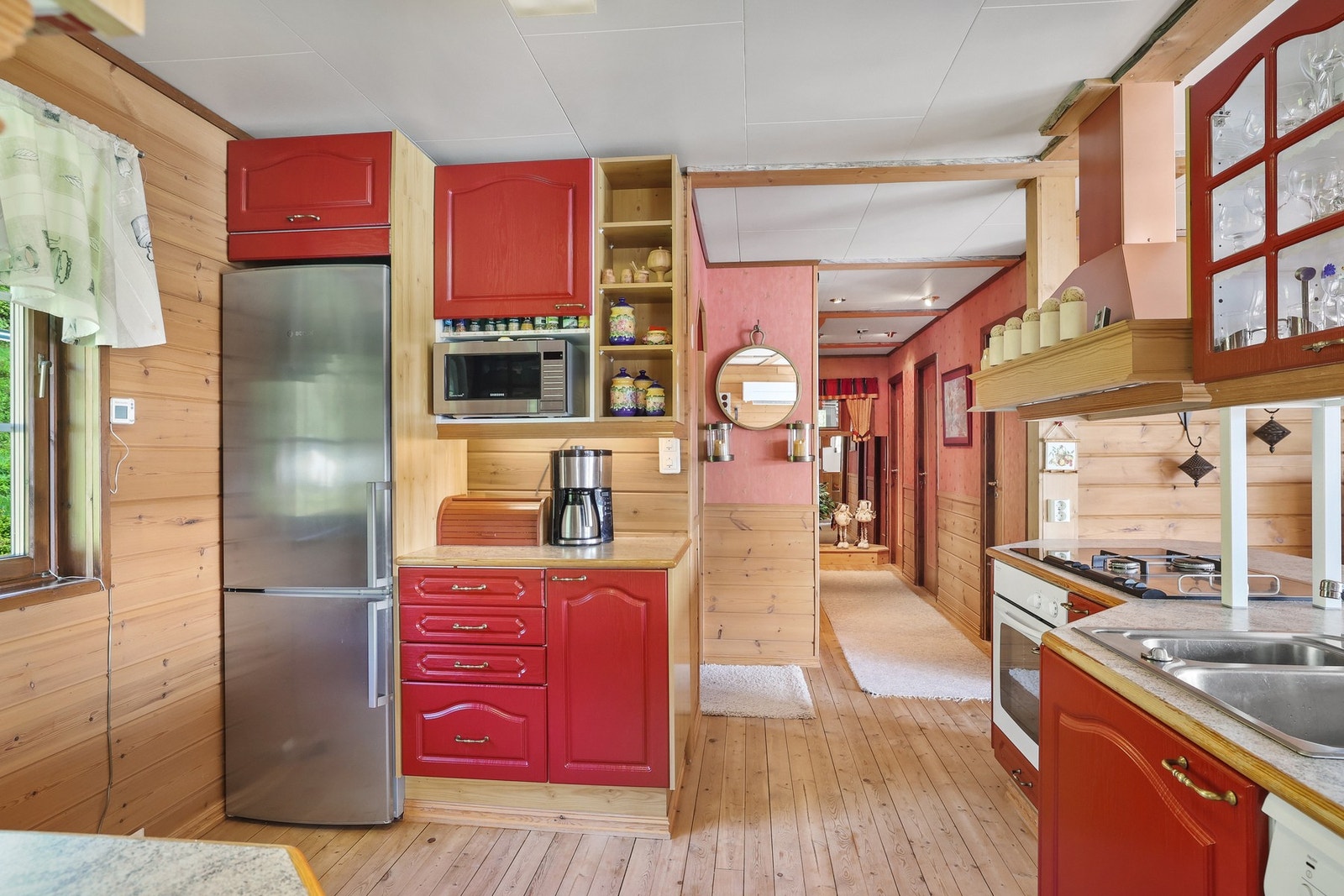 Det er gode oppbevaringsmuligheter i skuffer og skap. Galleribilde