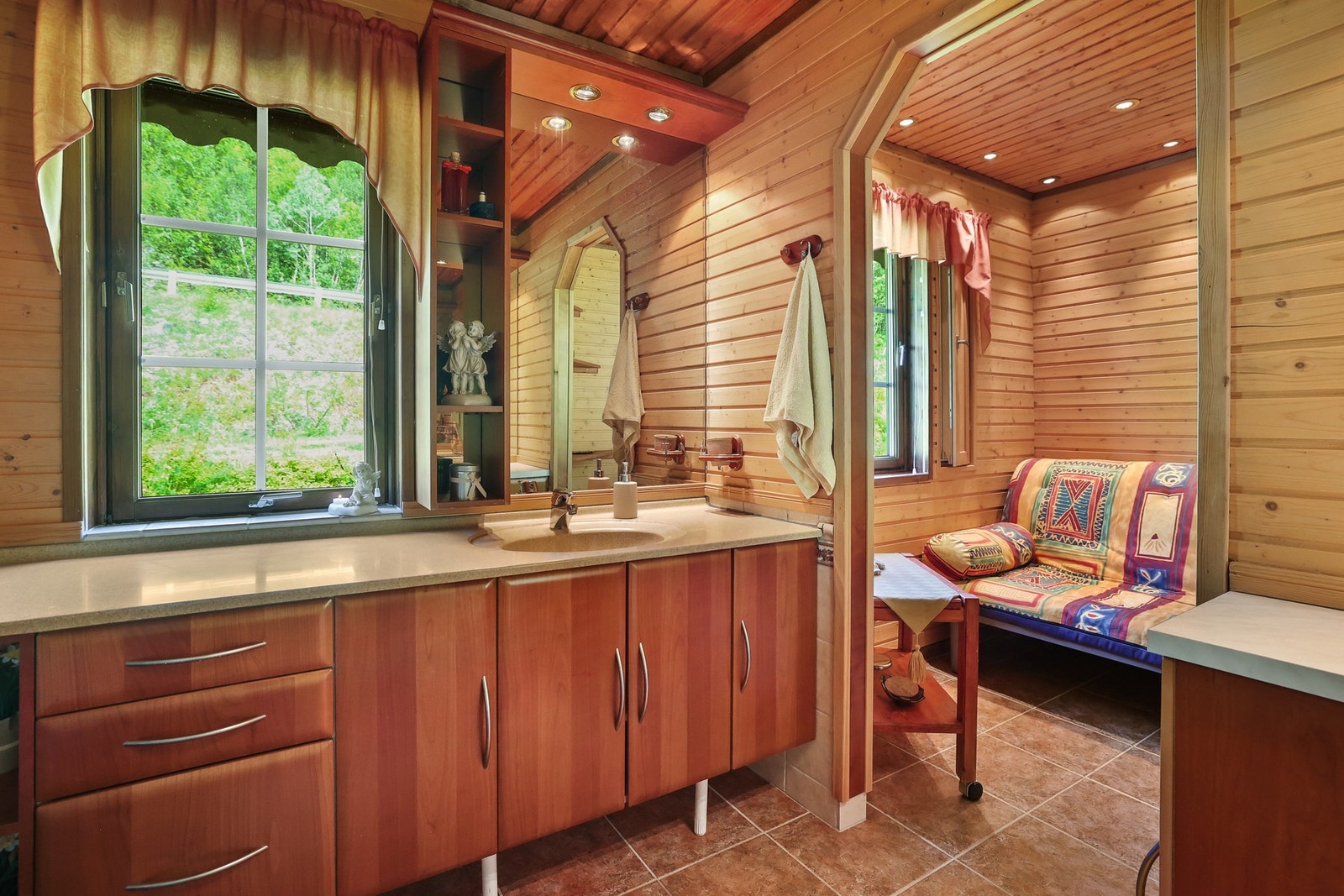 Det er integrert servant og speil med belysning. Tilknyttet gang med sitteplass og vinduer. Galleribilde