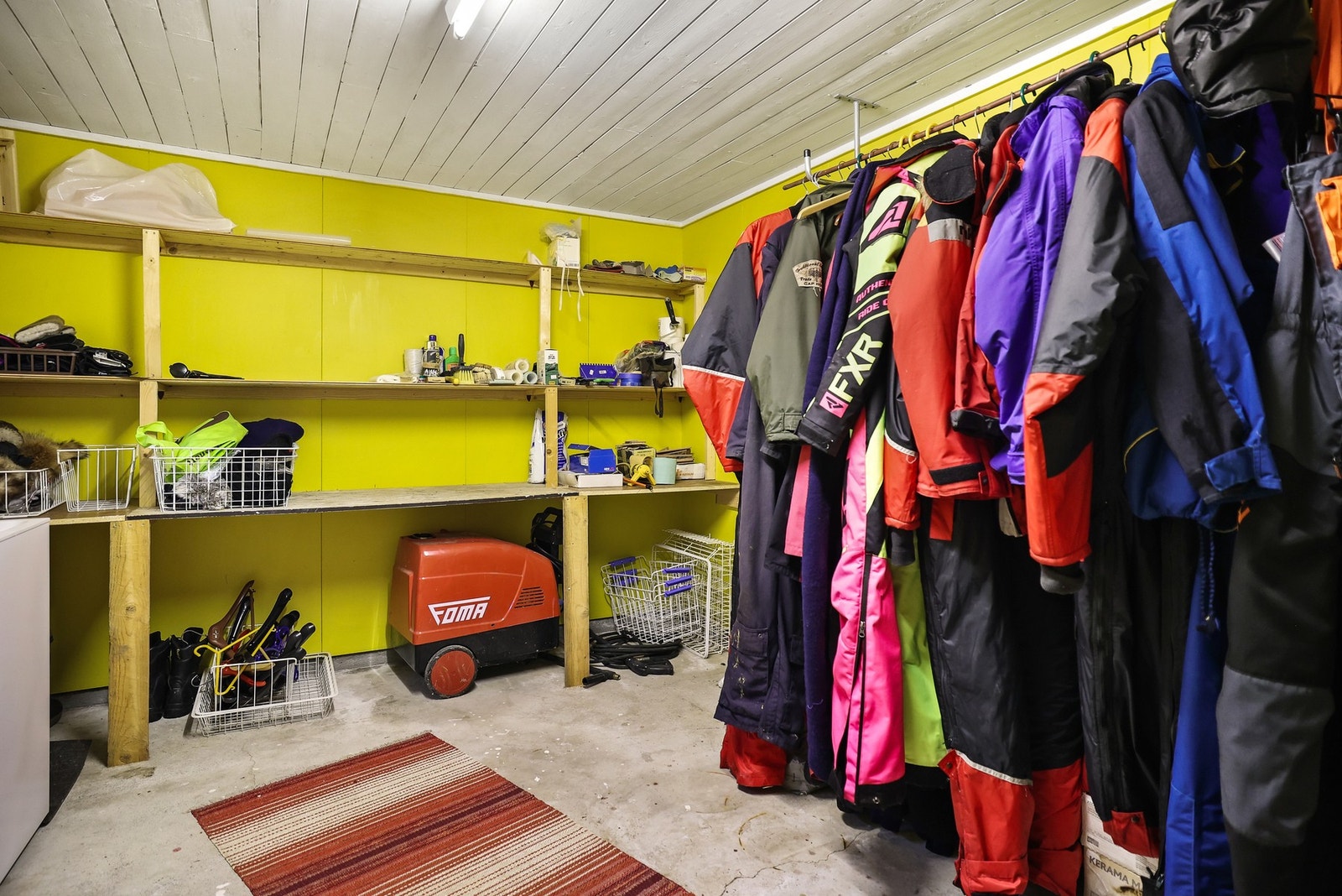 Praktisk bod med betonggulv, vegghengte hyller og oppheng for yttertøy. God plass til oppbevaring av utstyr og klær. Galleribilde