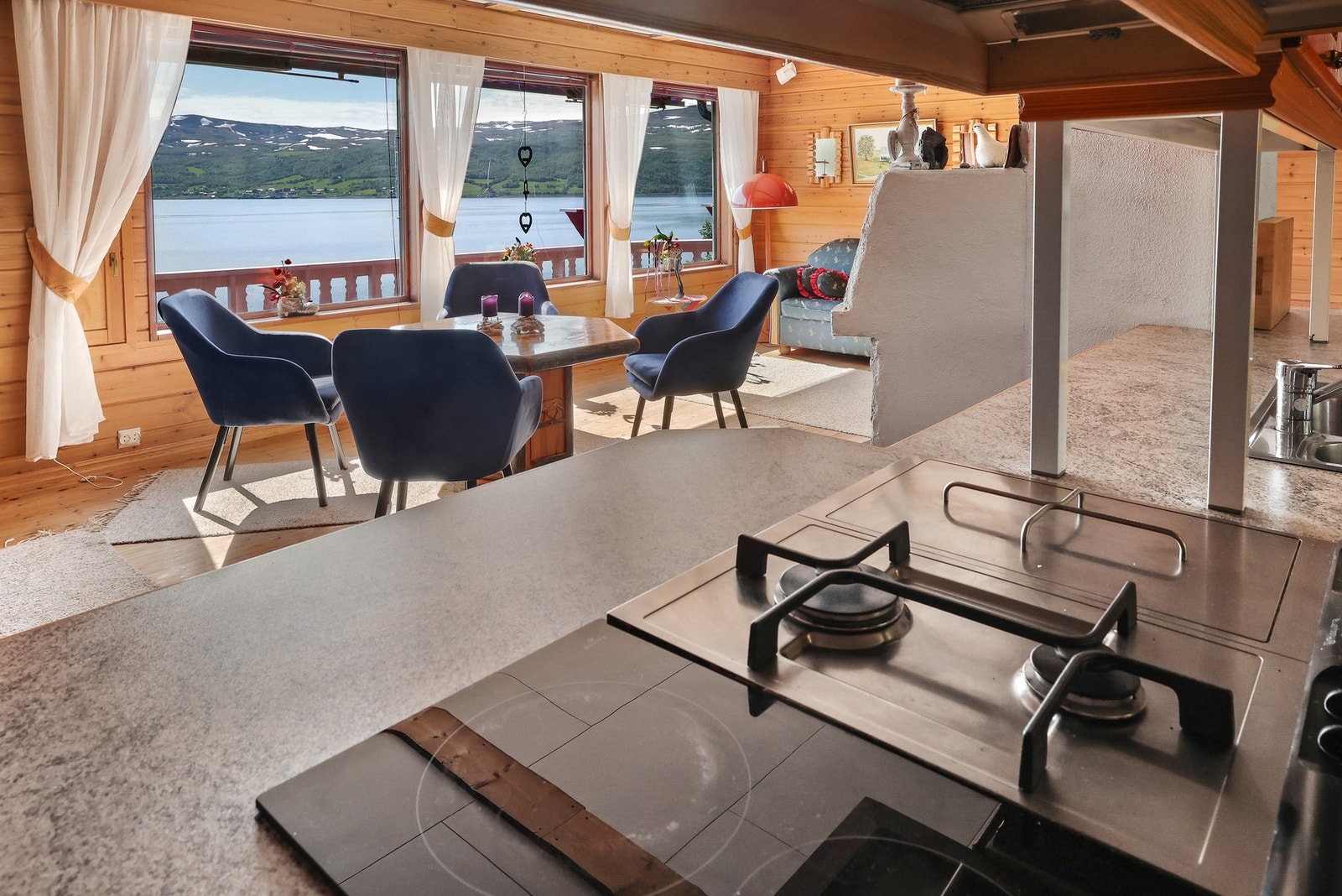 Fra kjøkkenbenken åpner rommet seg mot spiseplass og stue. Galleribilde