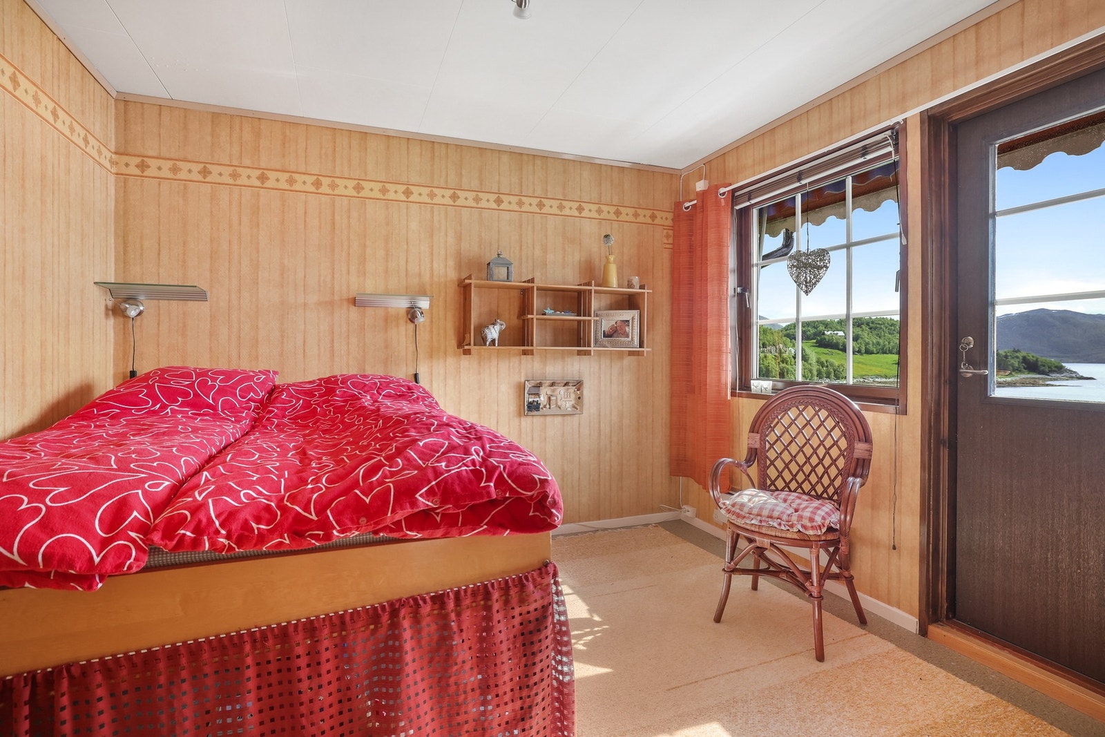 Fra soverommet er det direkte utgang til balkong, noe som gir enkel tilgang til uteområdet. Galleribilde