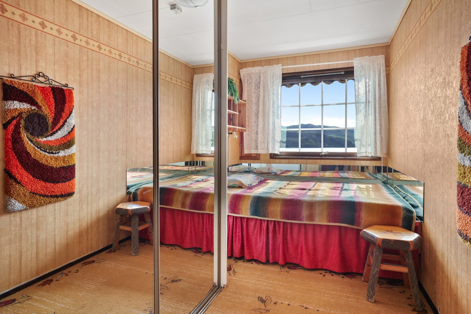 Soverom med flott utsikt mot fjord og fjell. Skyvedørsgarderobe for diverse lagring. Galleribilde