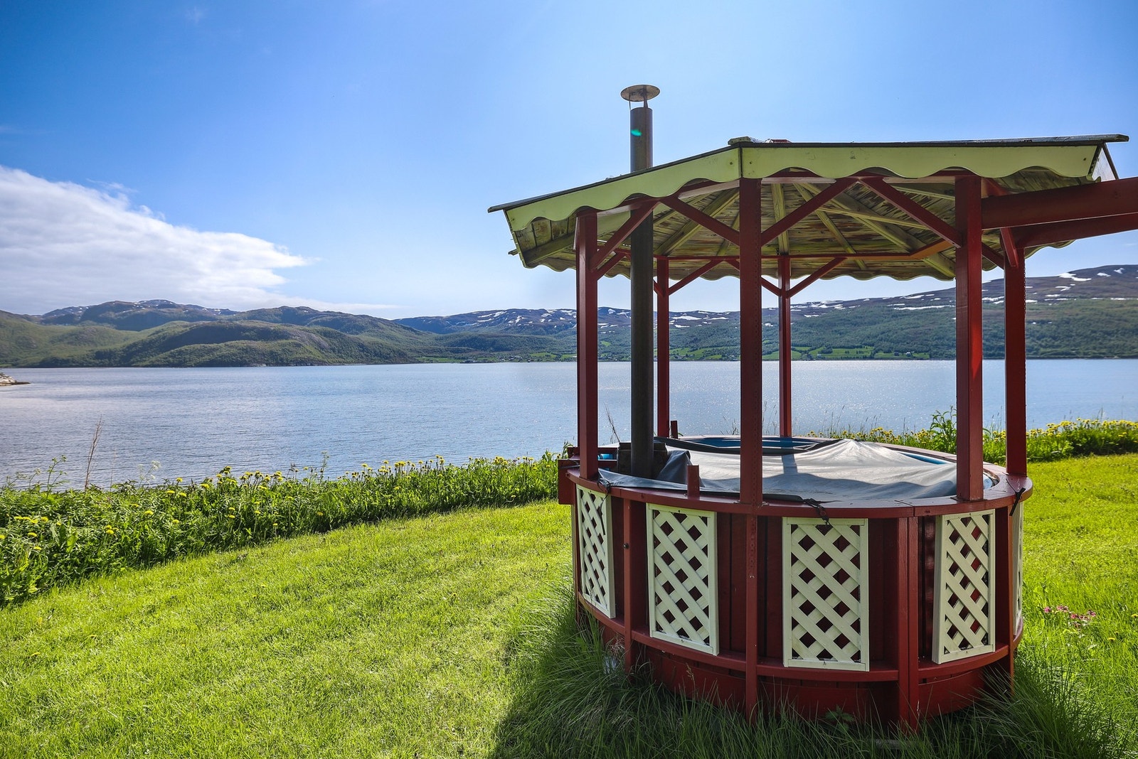 utenfor har boligen frittstående paviljong med vedfyrt badestamp. Galleribilde