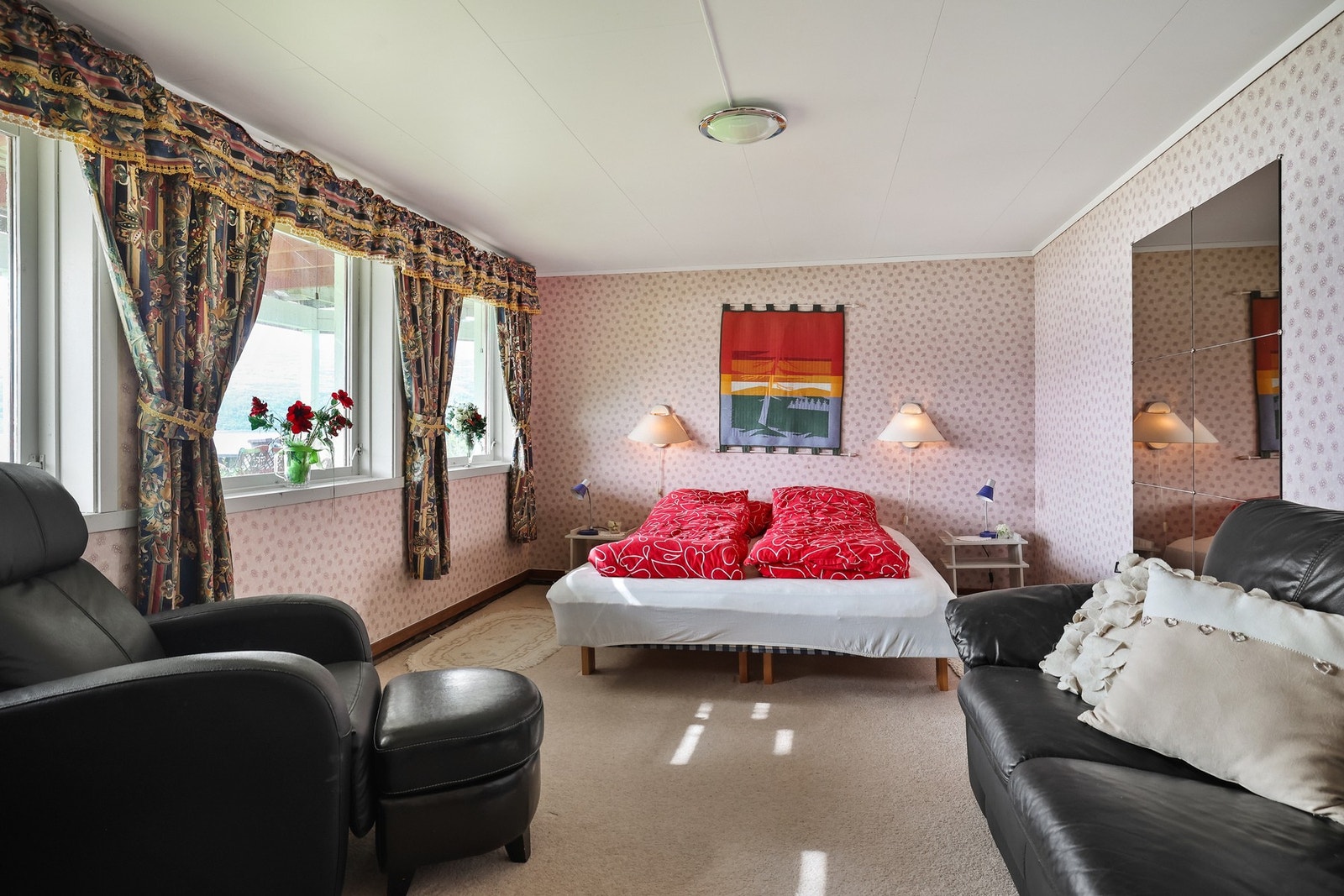 Soverom med plass til dobbeltseng og annet møblement. vegg til vegg-teppe på gulv. Galleribilde