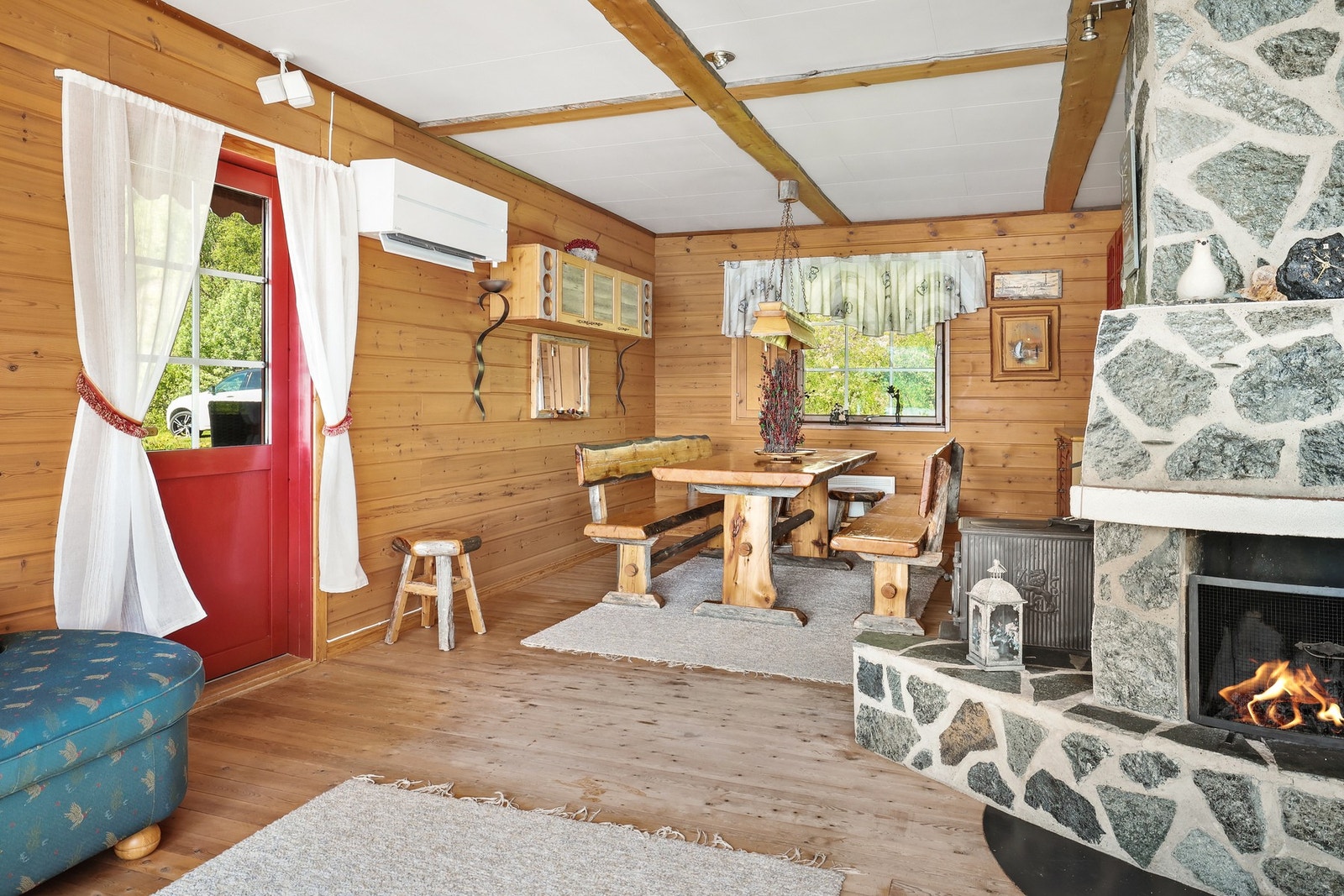 Fra stuen er det utgang til en solrik balkong. Galleribilde