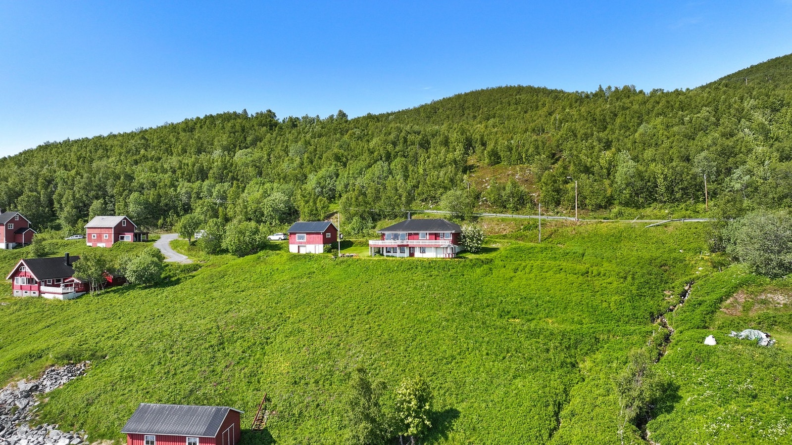 Nærmeste dagligvarehandel ligger ca. 3 minutter med bil unna. Galleribilde