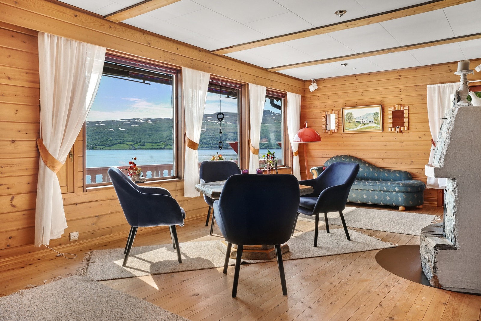 Det er fint plass til spisebord med tilhørende stoler samt sofa eller annet møblement i stuen. Galleribilde