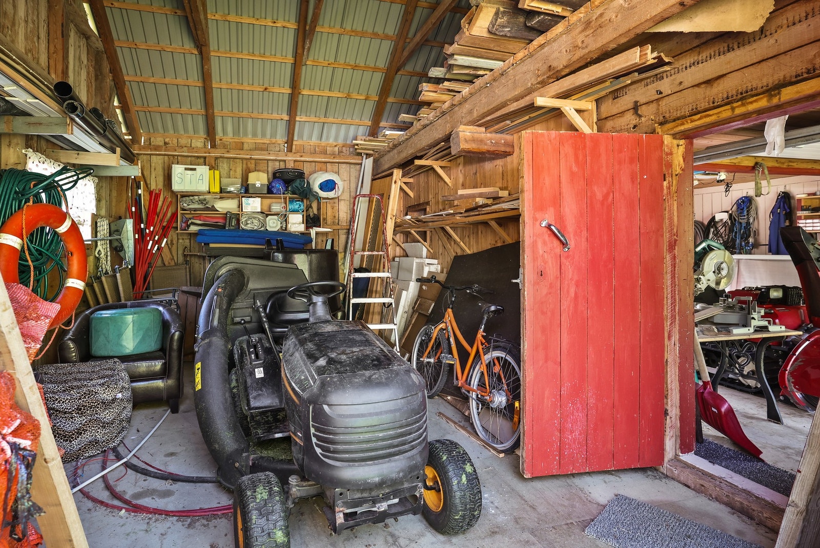Rikelig lagringsplass i bod. Egnet for både sesongoppbevaring og hobbyprosjekter. Galleribilde