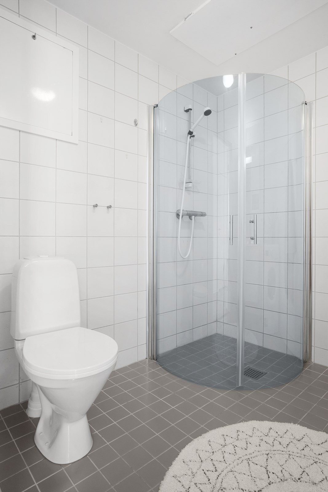 Badet er fra byggeår, men fremstår som velholdt. Galleribilde