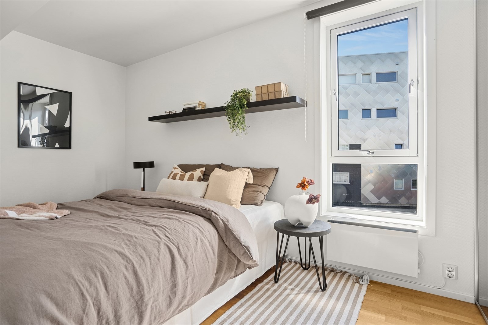 Soverom nr. 1. Romslig, trivelig og rolig beliggenhet. Galleribilde