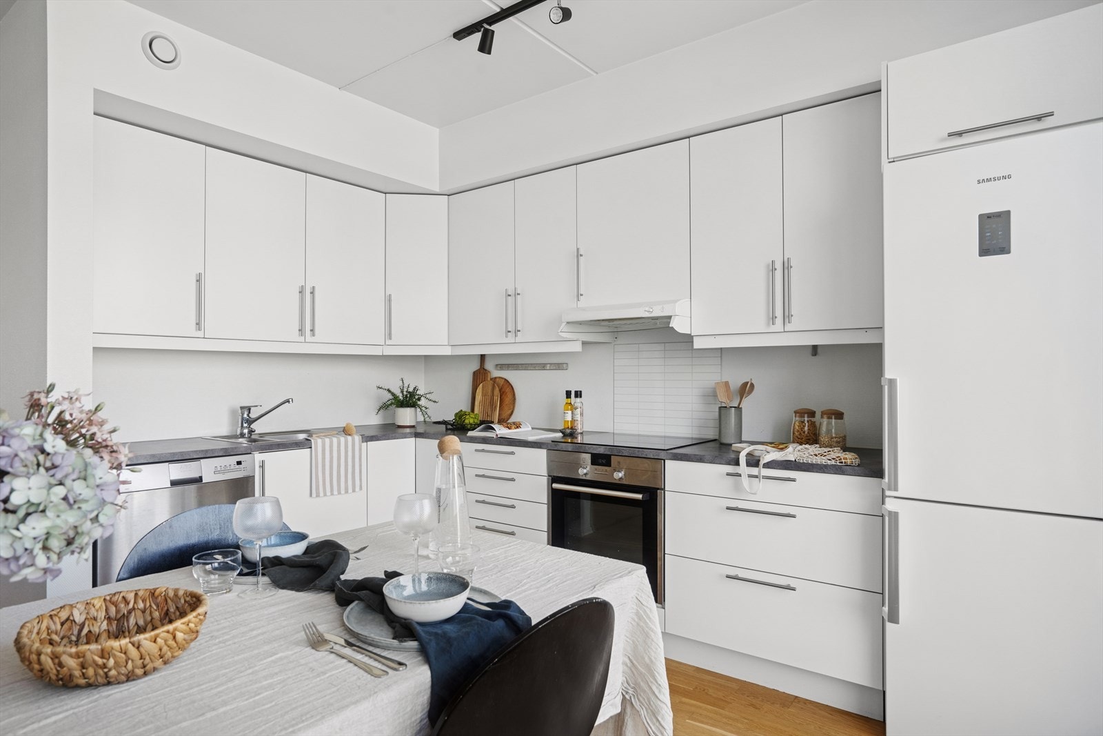 Det er godt med skap og benkeplass på kjøkkenet. Galleribilde