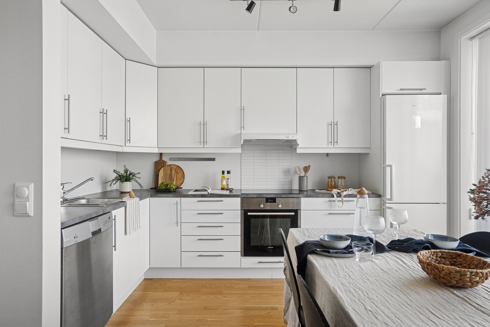 Et kjøkken hvor en kan trives å lage mat til et festlig lag, eller bare en rolig kopp kaffe ute på terrassen. Galleribilde