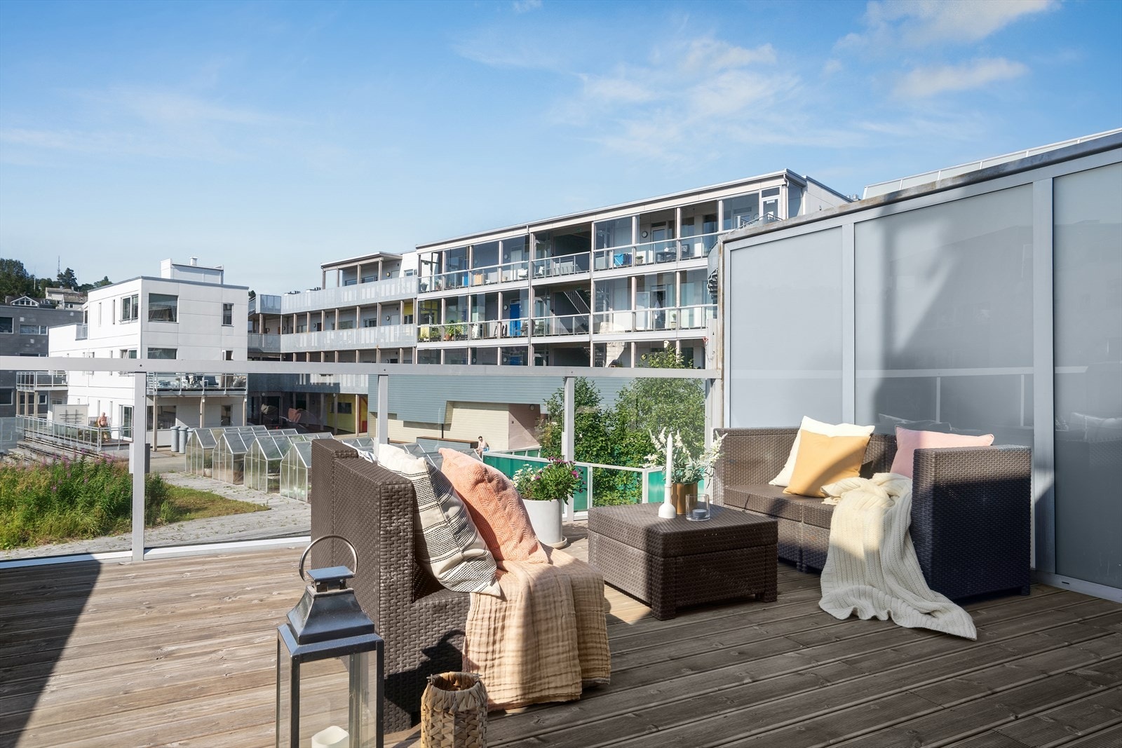 Romslig terrasse og gode muligheter for møblering etter ønske. Galleribilde