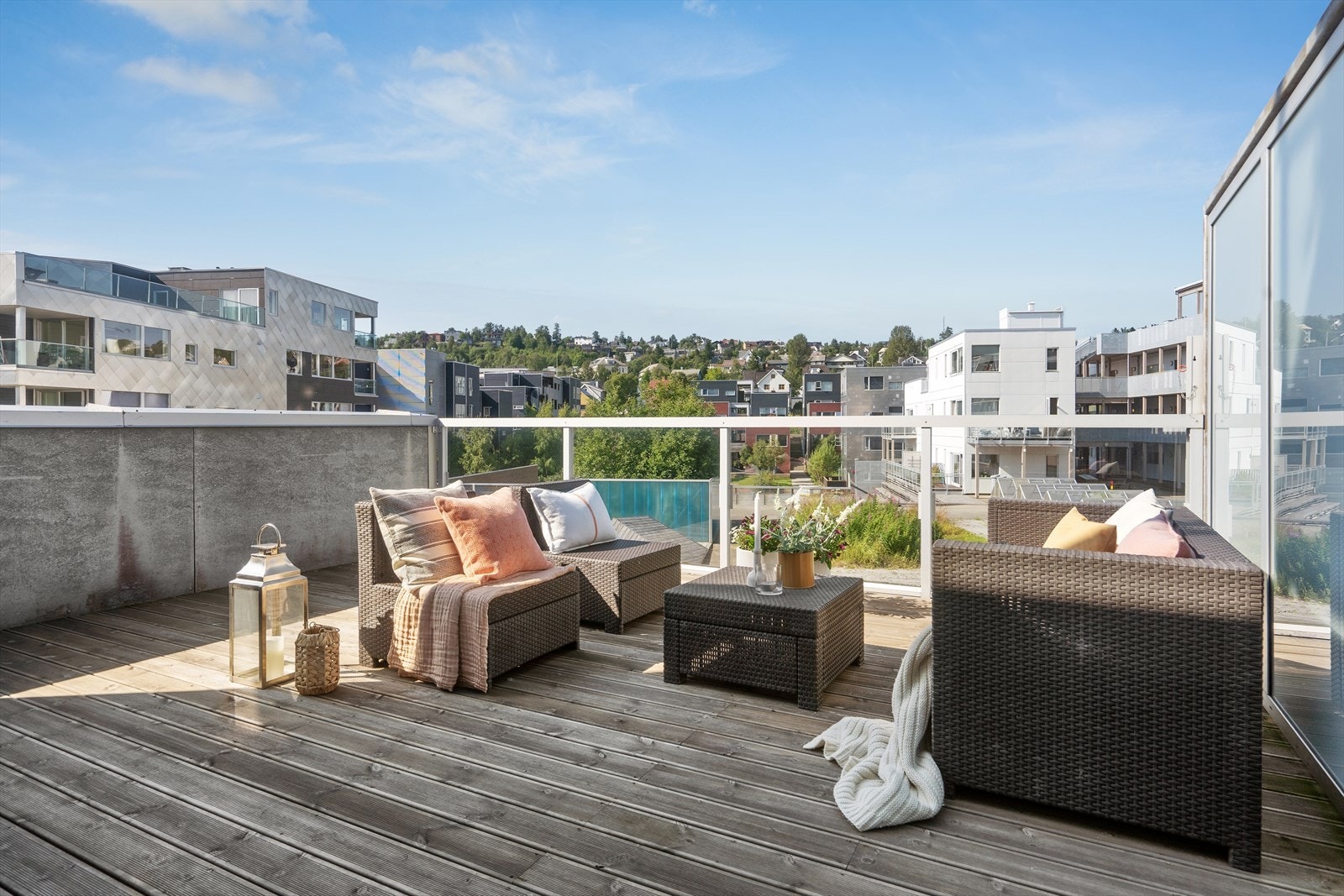 Perfekt beliggende med terrasse ut mot bakgården slik at en får ettermiddags/kveldssol. Galleribilde