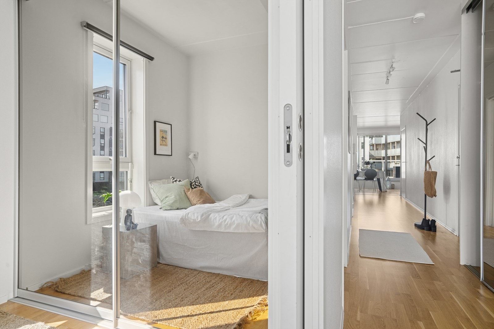 Begge soverom har skyvedørsgarderobe. Galleribilde