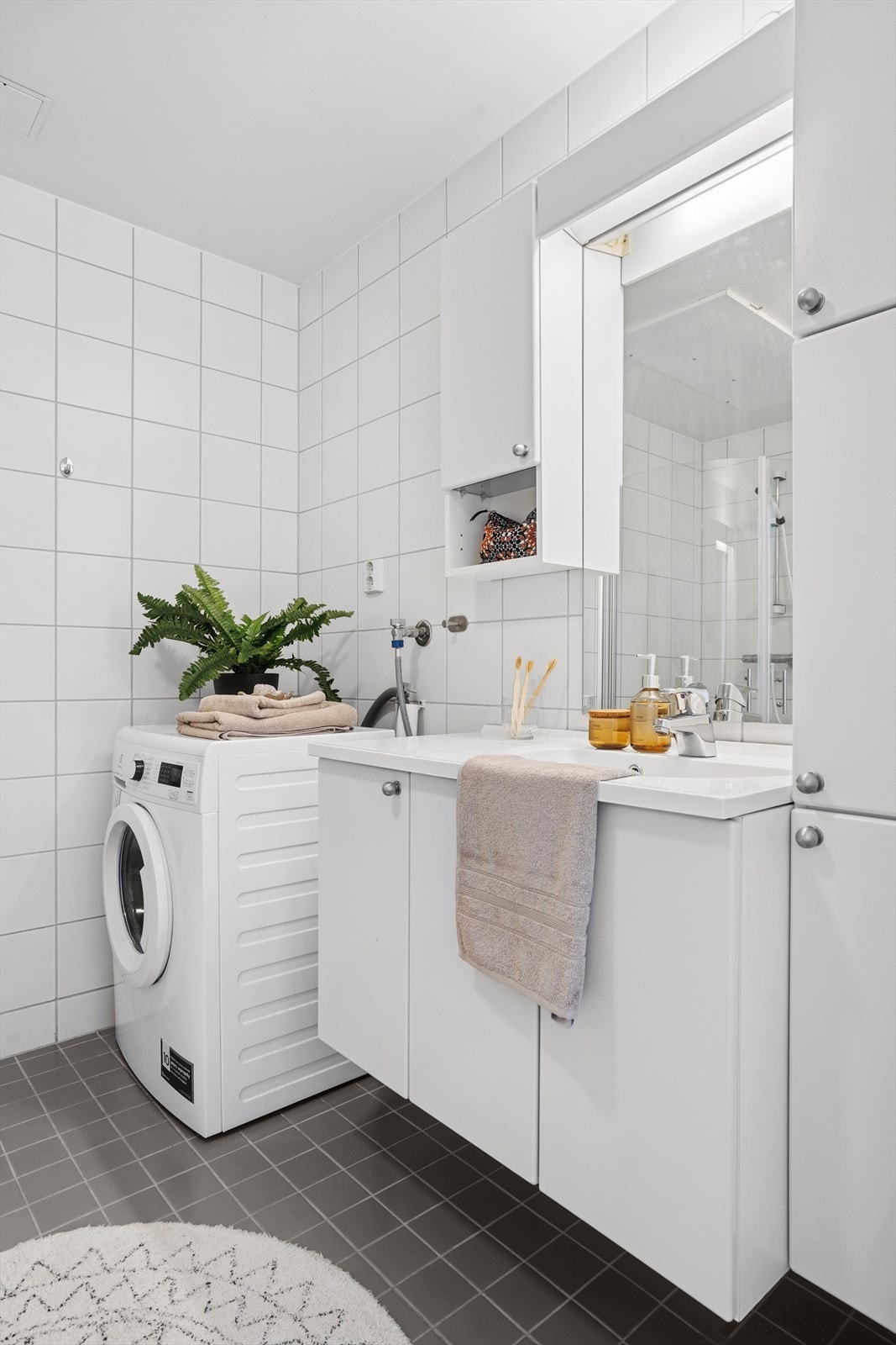 Baderom med varmekabler i gulv, og greit med skapplass. Galleribilde