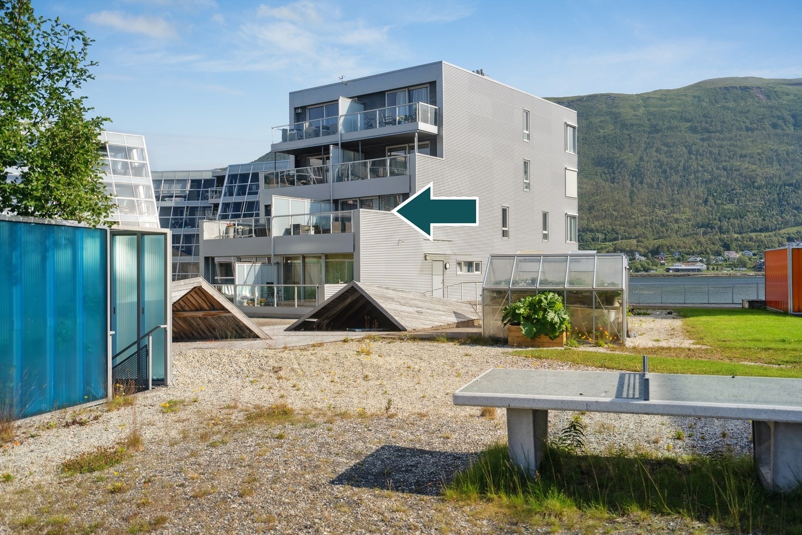 Leiligheten ligger perfekt til i byggets 3.etasje med stor terrasse (22kvm) og svært gode solforhold. Galleribilde