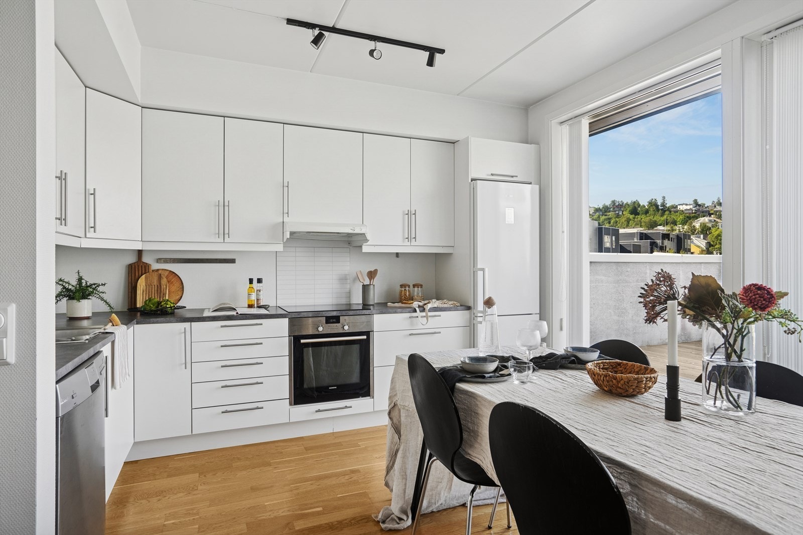 Legg merke til lyset og igjen de store vindusflatene som er å finne også på kjøkkenet. Galleribilde