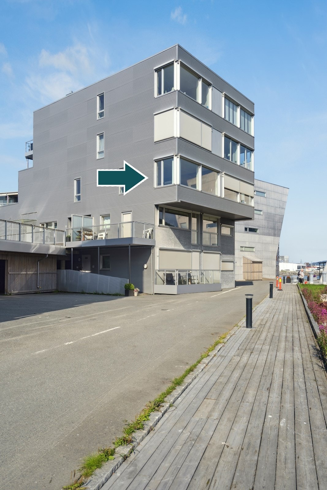 Leiligheten ligger i byggets 3. etasje og byr på rolige omgivelser og privatliv. Galleribilde