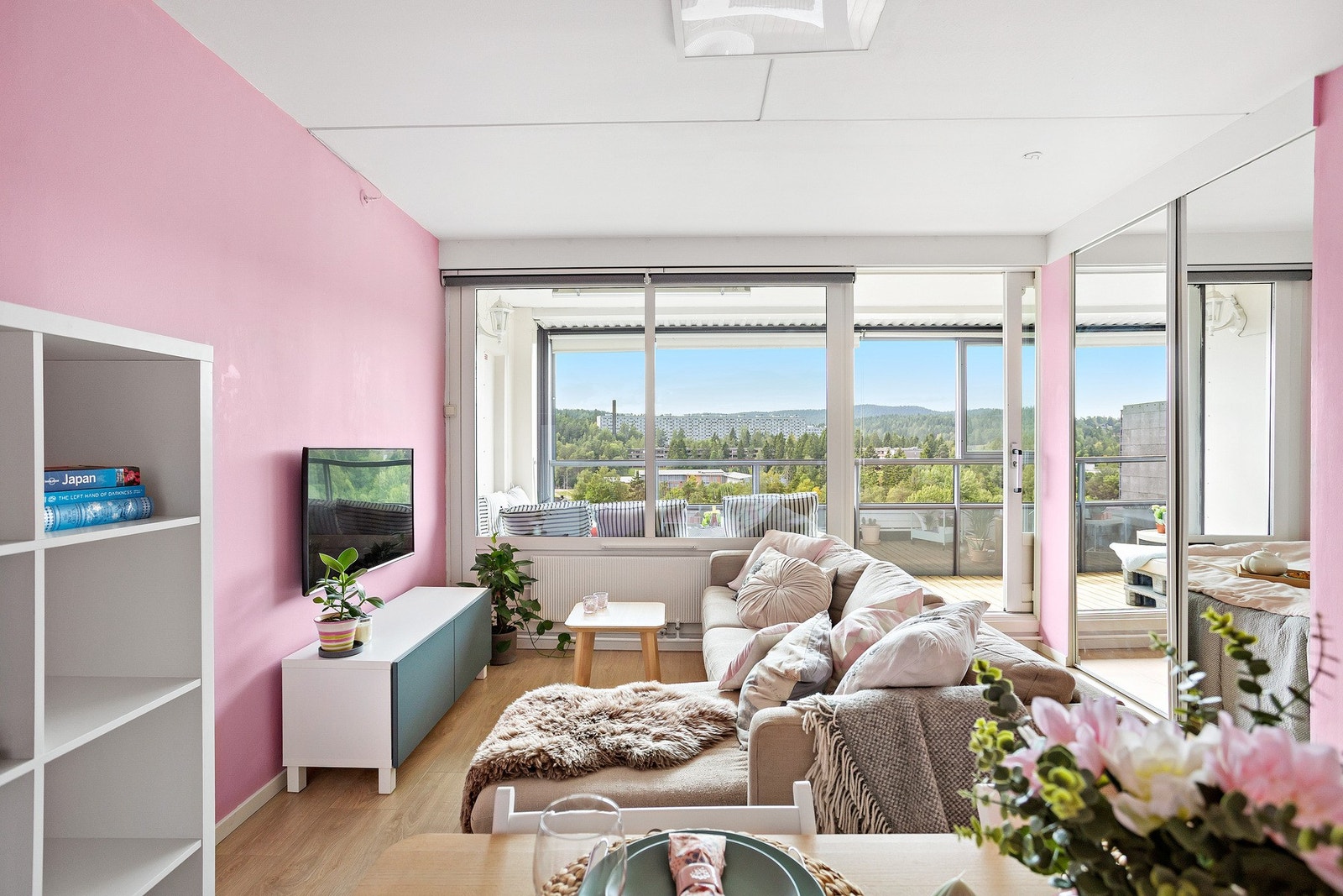 Sjekk ut denne flotte stuen! Stuen er lys og innbydende med store vindusflater som slipper inn rikelig med dagslys. Galleribilde