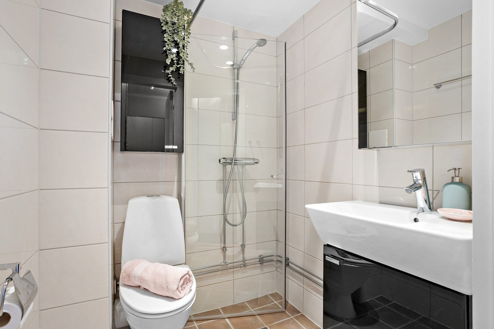 Badet ble pusset opp i regi av borettslaget i 2009 og fremstår som pent og funksjonelt med varmekabler i gulv. Galleribilde