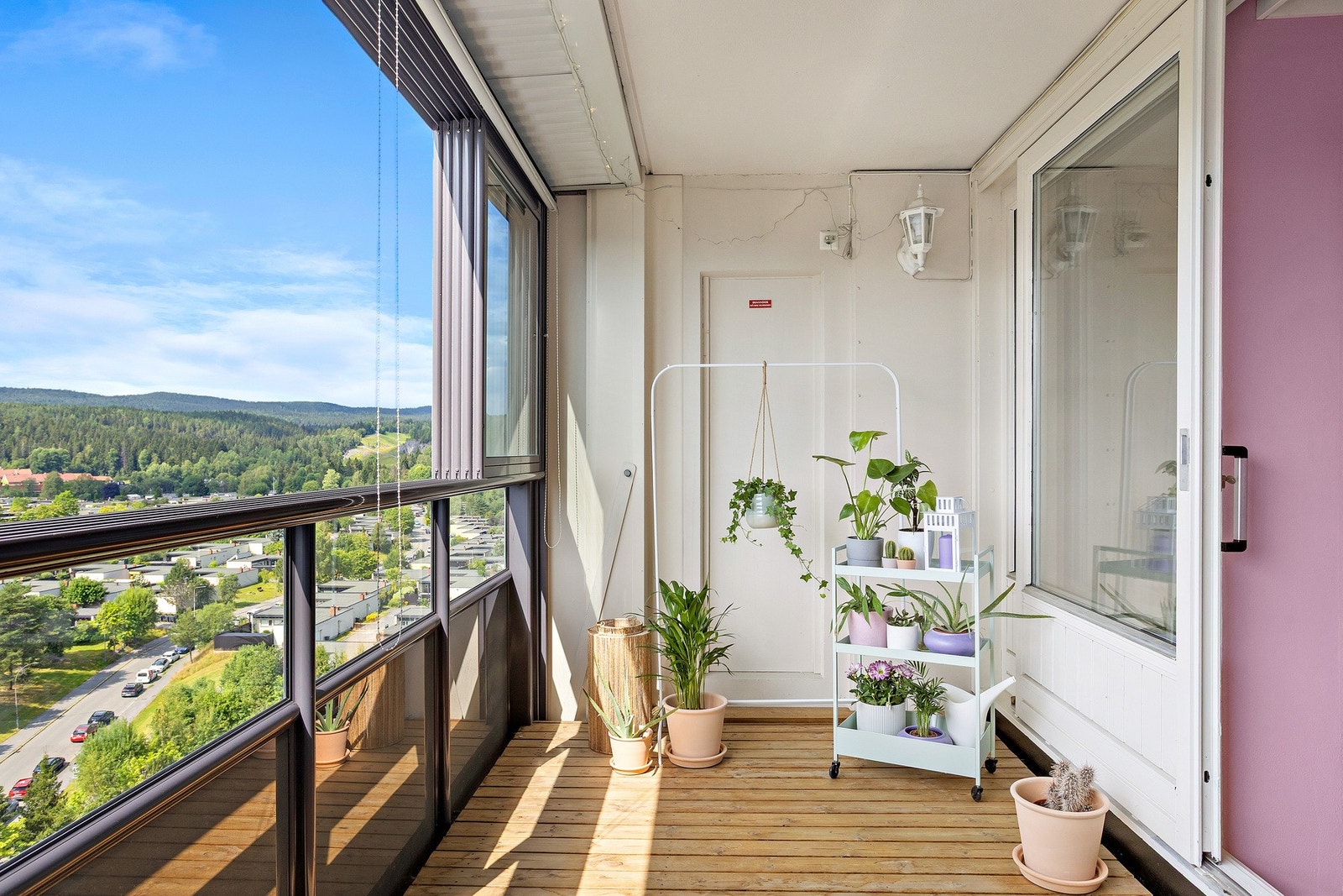 Den generøse størrelsen gir plass til både loungegruppe, spisebord, planter og dekor. Her kan man skape sin egen grønne oase og nyte solen fra ettermiddag til kveld. Galleribilde