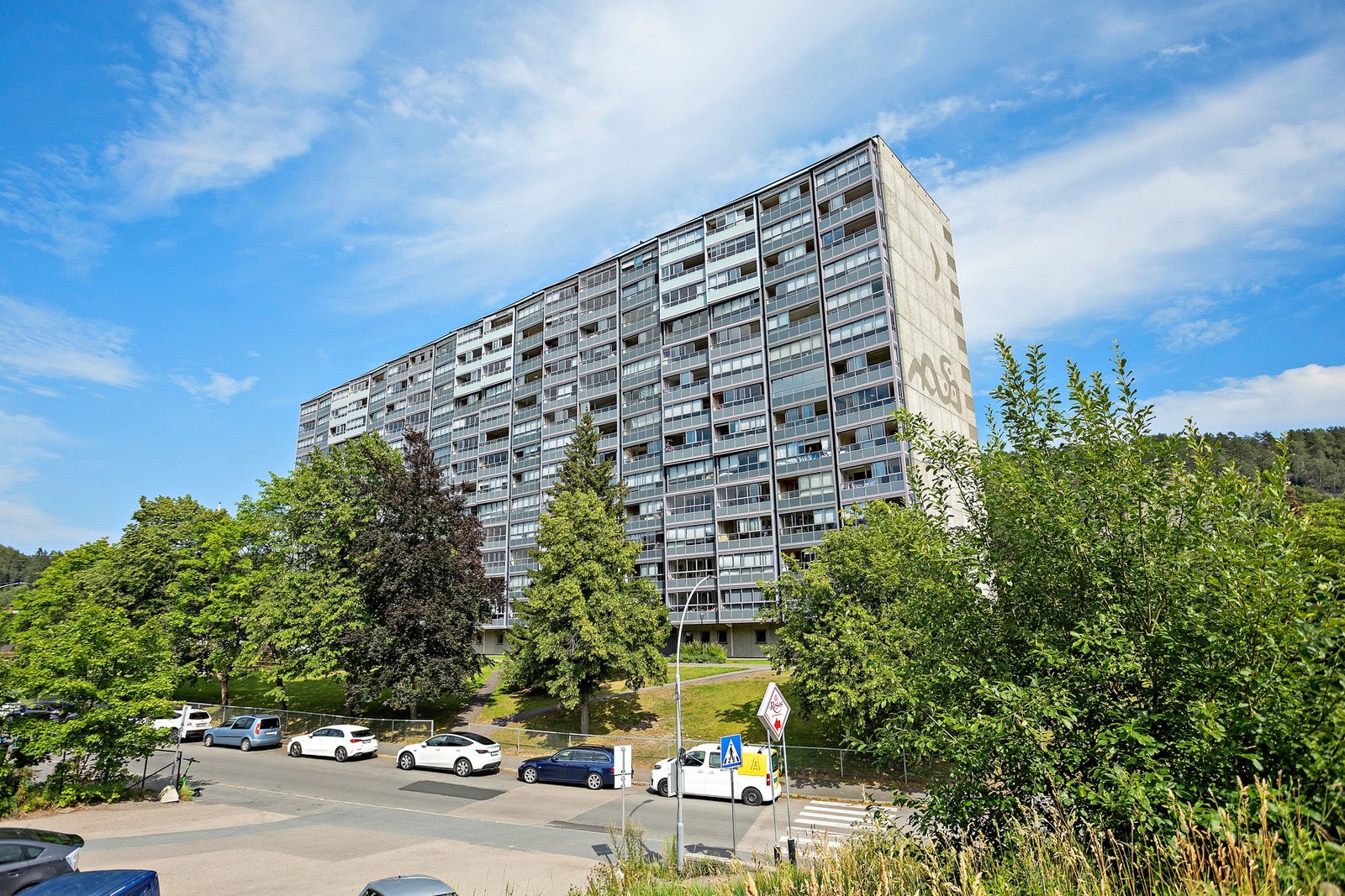 Borettslaget består av 982 andelsleiligheter fordelt på 4 blokker, og går over 13. etasjer. Leiligheten ligger i byggets 12. etasje. Galleribilde