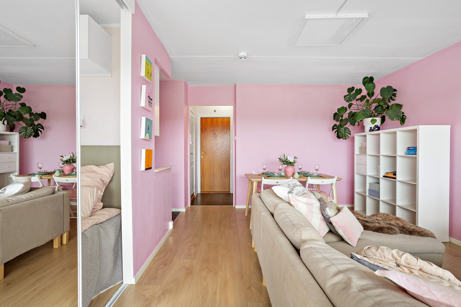 Stuen er utført med laminat i en tidløs fargetone og duse rosa vegger som skaper en lun og koselig atmosfære. Galleribilde