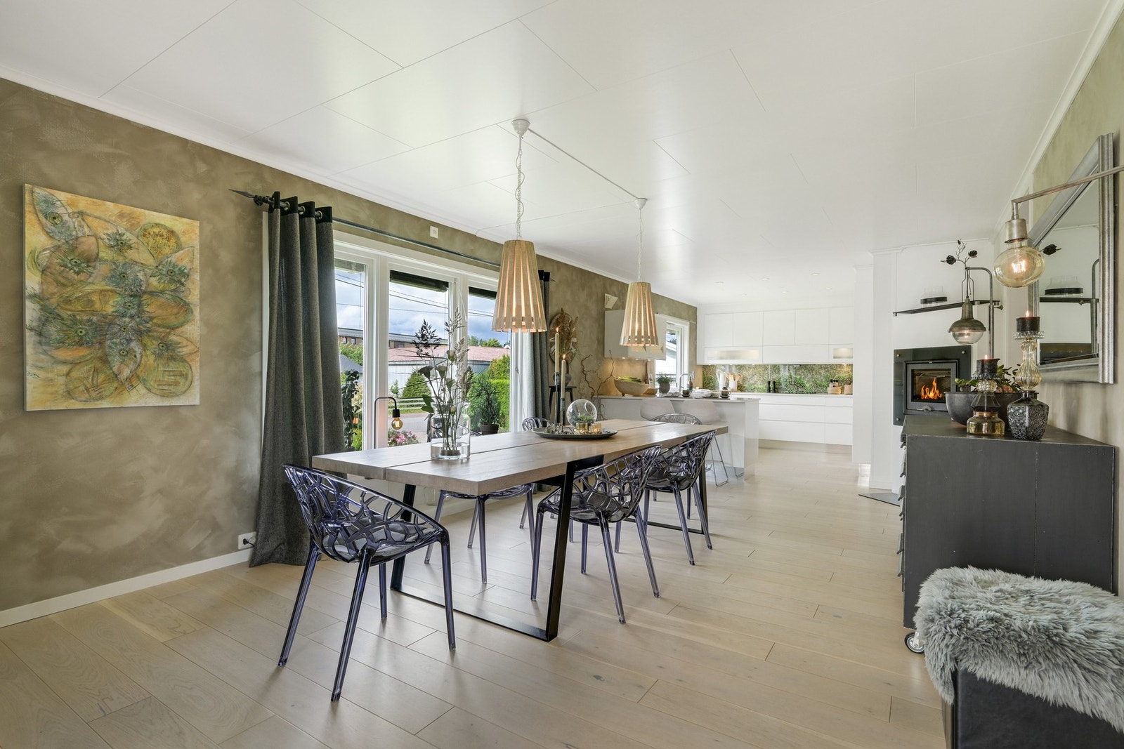 Her ser vi både spisebordet og kjøkkenet og man dekker fint til 16 Galleribilde