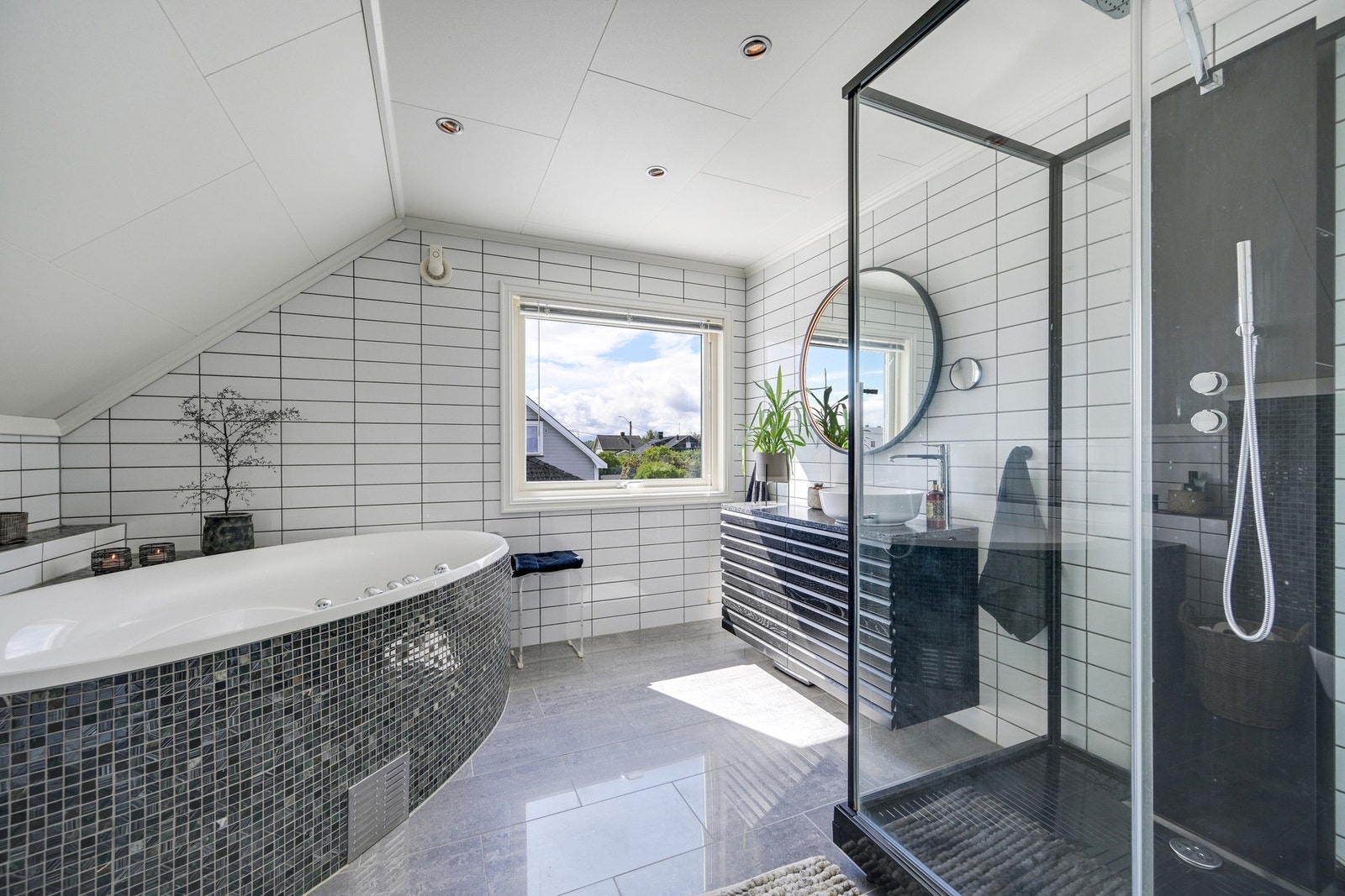 Dette er et romslig, stilrent og lekkert bad Galleribilde