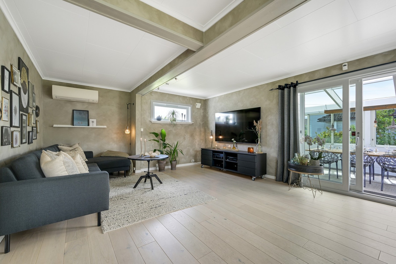 Stue med varmepumpe og hev/skyve-dør ut til vinterhagen Galleribilde