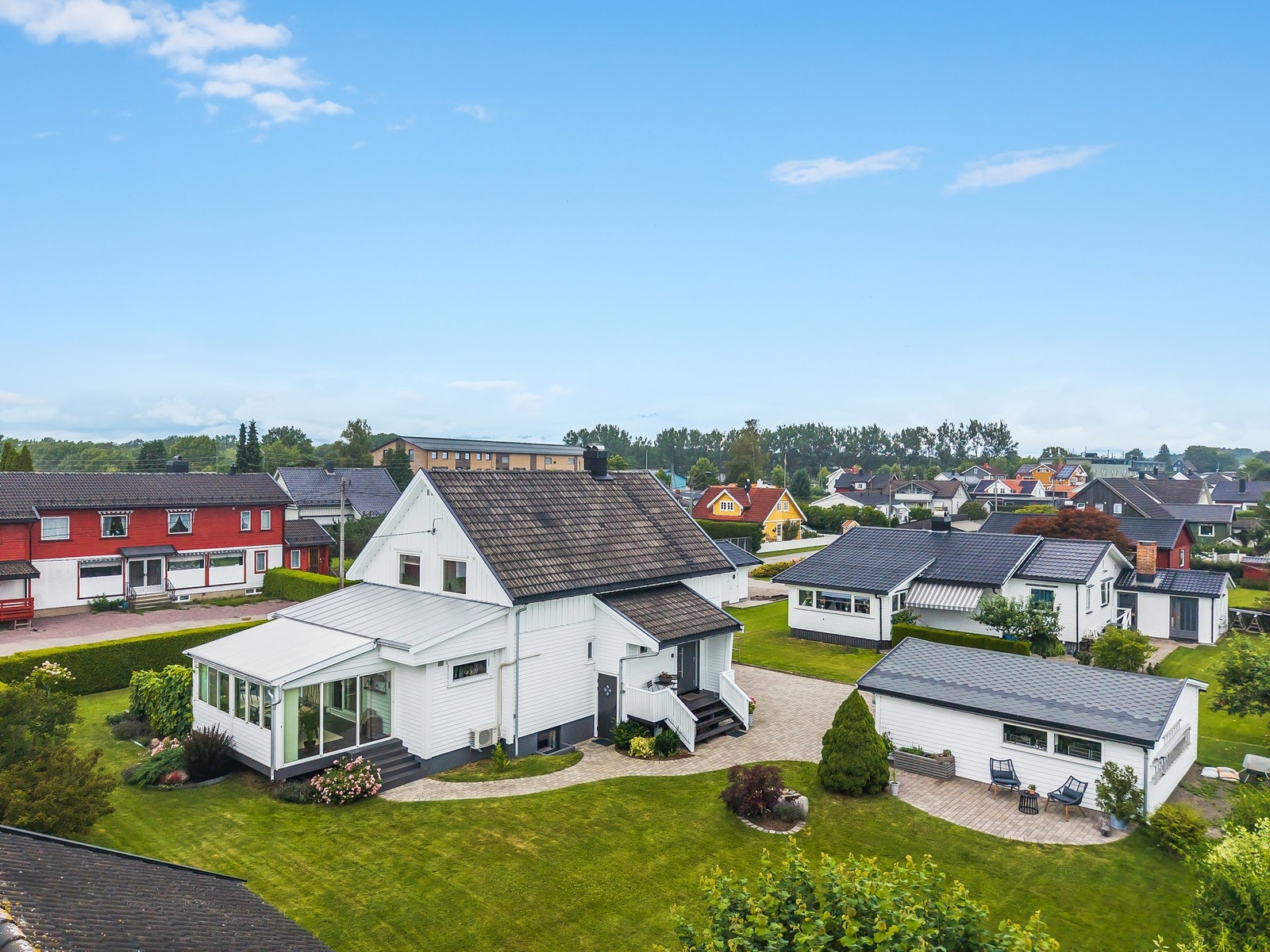 Her ser vi fasaden mot syd/øst - vi ser også taket på Granly skole - så kort skolevei Galleribilde