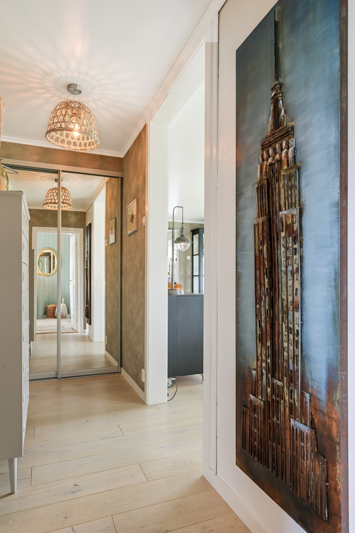 I entreen rett på innsiden er det i tillegg skyvedørsgarderobe med bod Galleribilde