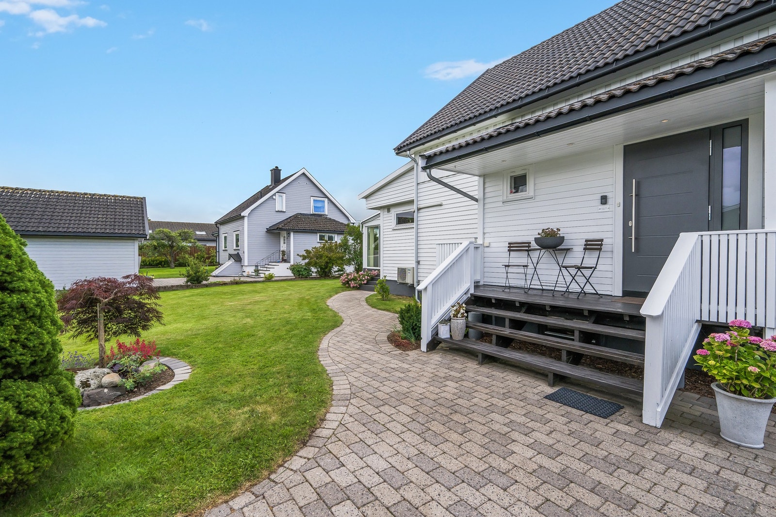 Inngangsparti med uteplass og ny inngangsdør Galleribilde