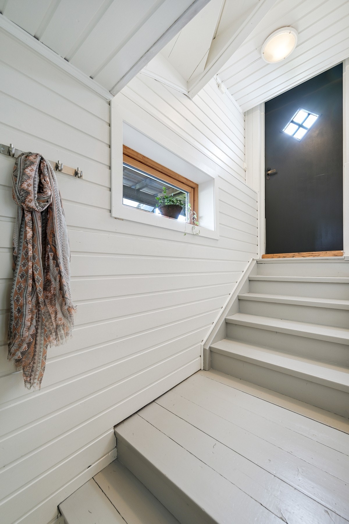 Da har vi tatt turen ned i kjelleren - her er det innvendig og utvendig trapp Galleribilde