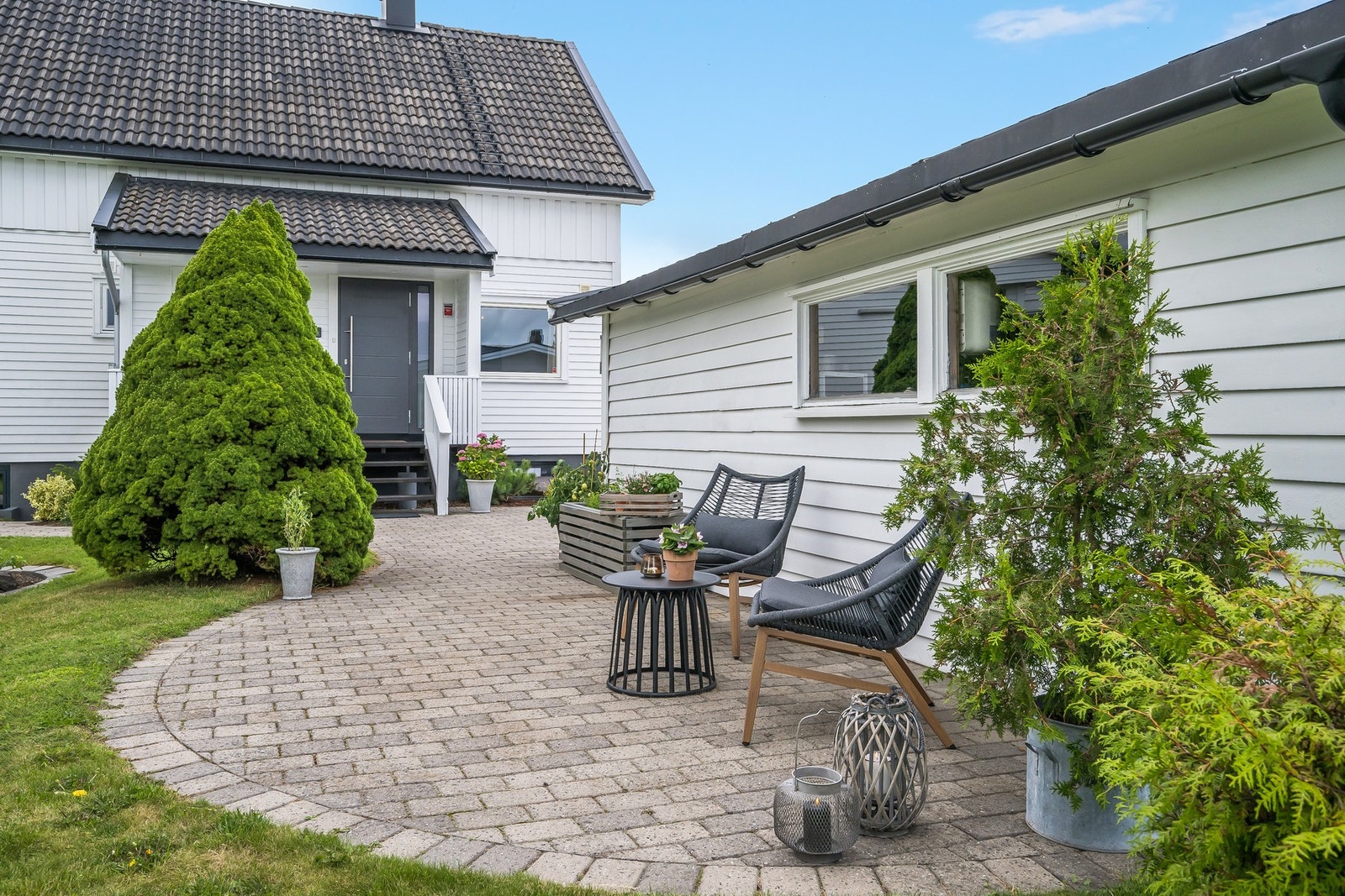 Dobbel garasje med el. bil lader og en lun uteplass Galleribilde