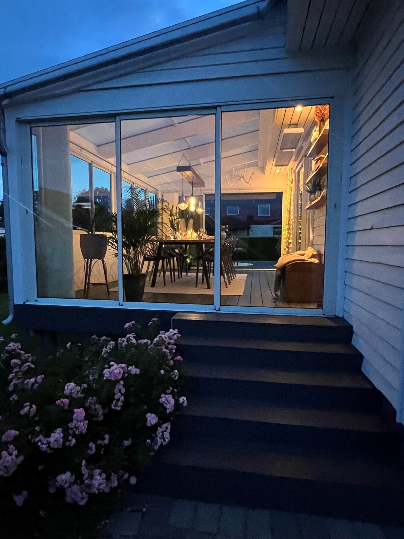 Det er trapp/dør fra vinterhagen både mot vest og øst Galleribilde