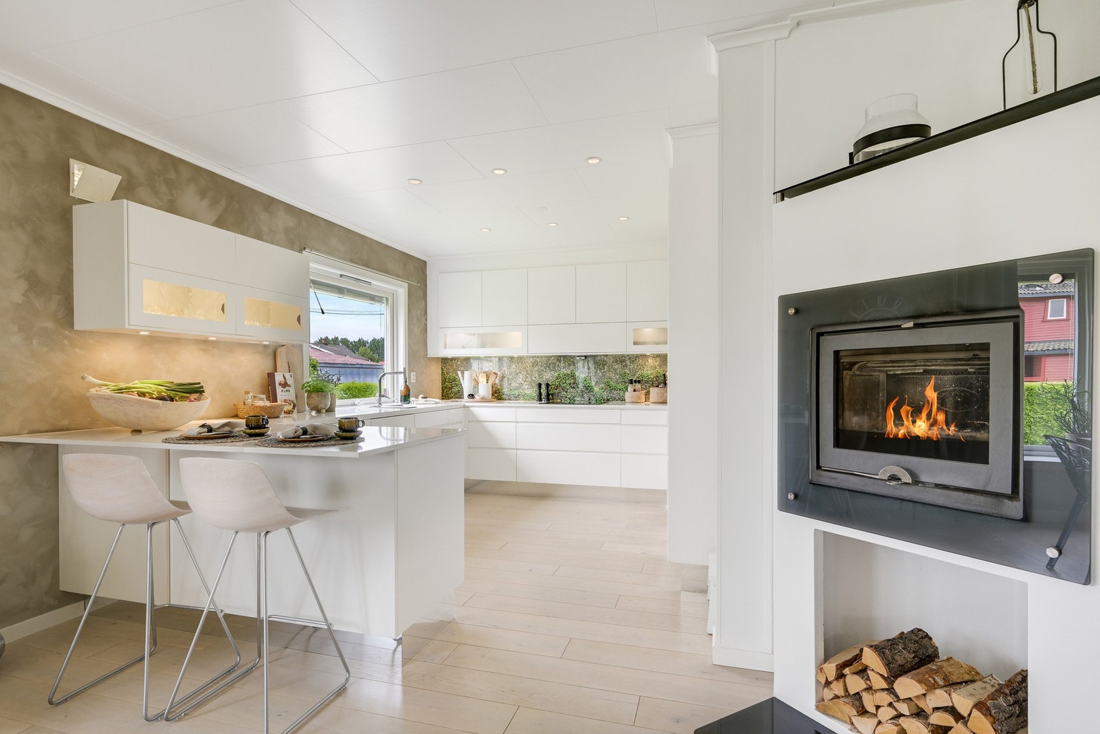 Vi fortsetter inn på det store og flotte allrommet/kjøkkenet Galleribilde