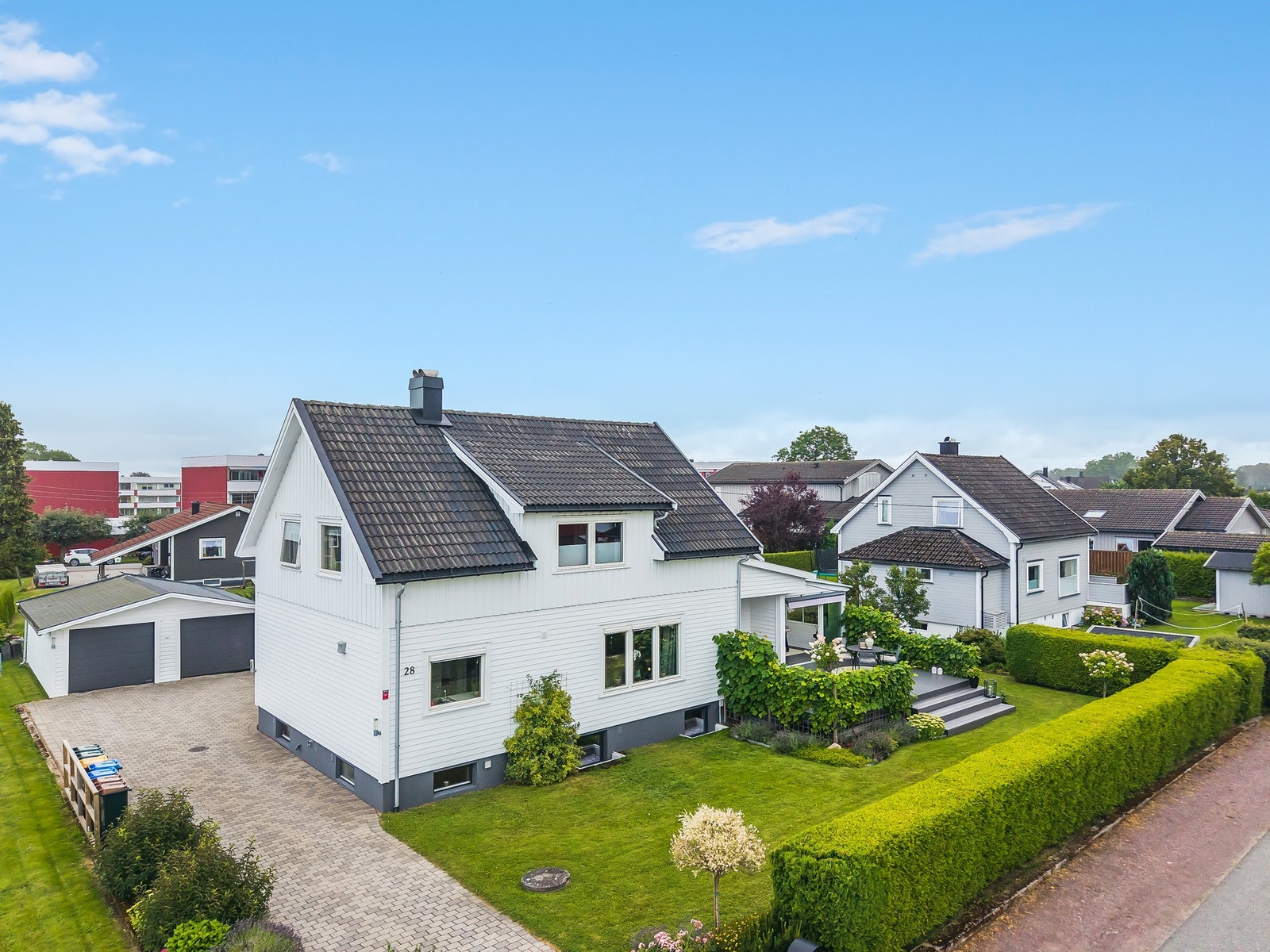 Det er både hovedbolig med 4 soverom, 2 bad/wc og to stuer og egen utleieleilighet Galleribilde