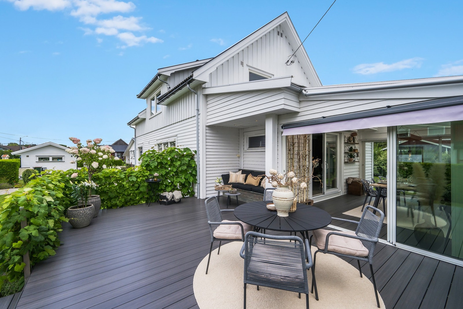 Terrasse med kompositt dekke og ettermiddag/kveldssol Galleribilde