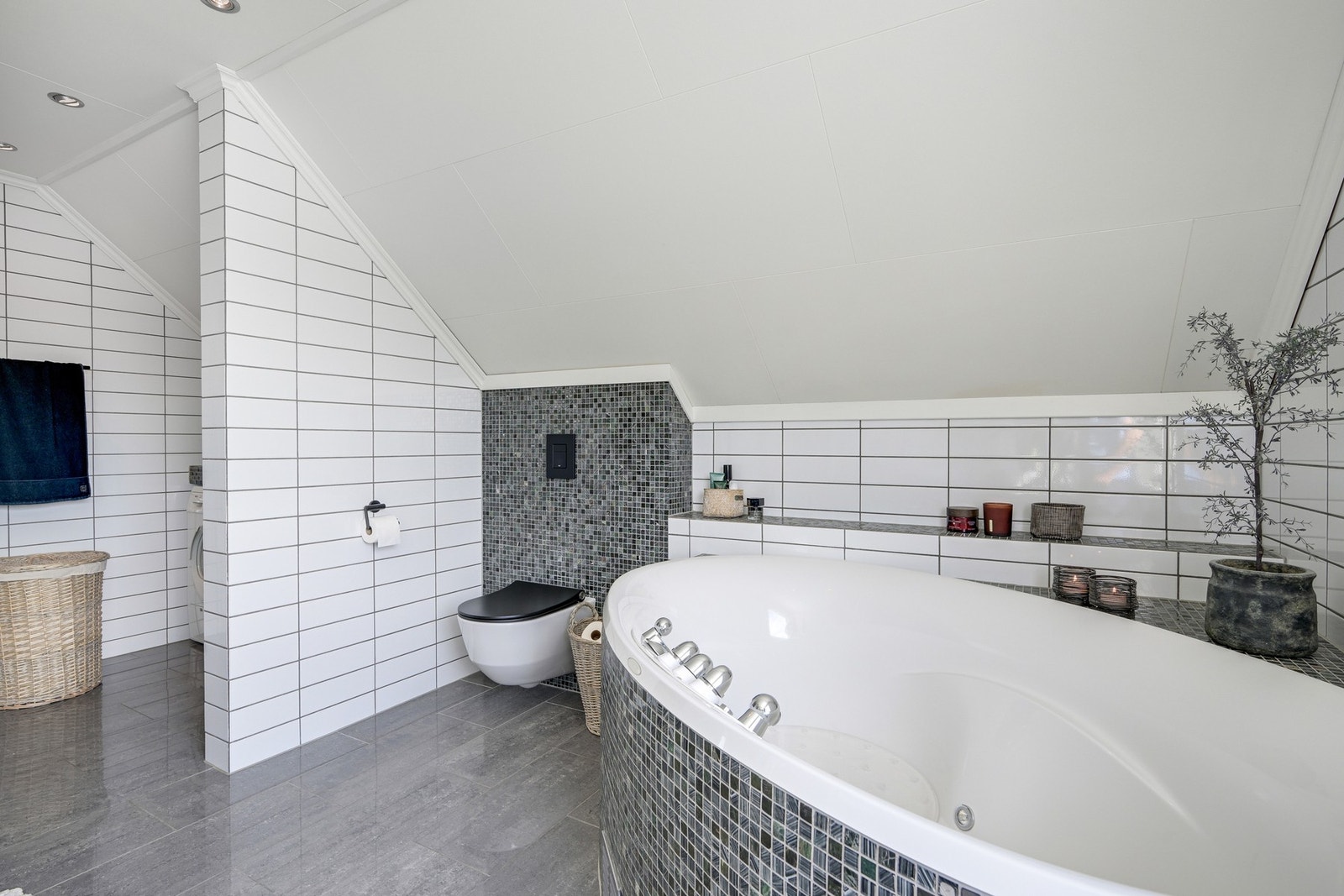 Det er både badekar og dusjkabinett Galleribilde